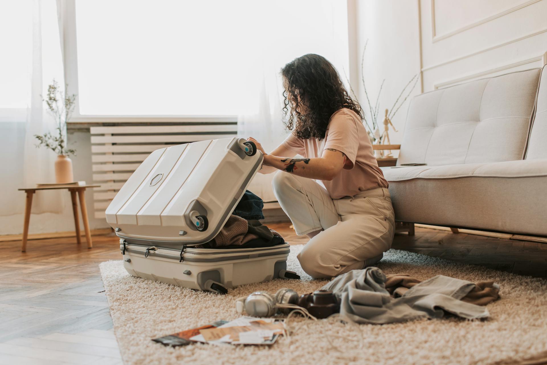 A woman packing her suitcase | Source: Pexels