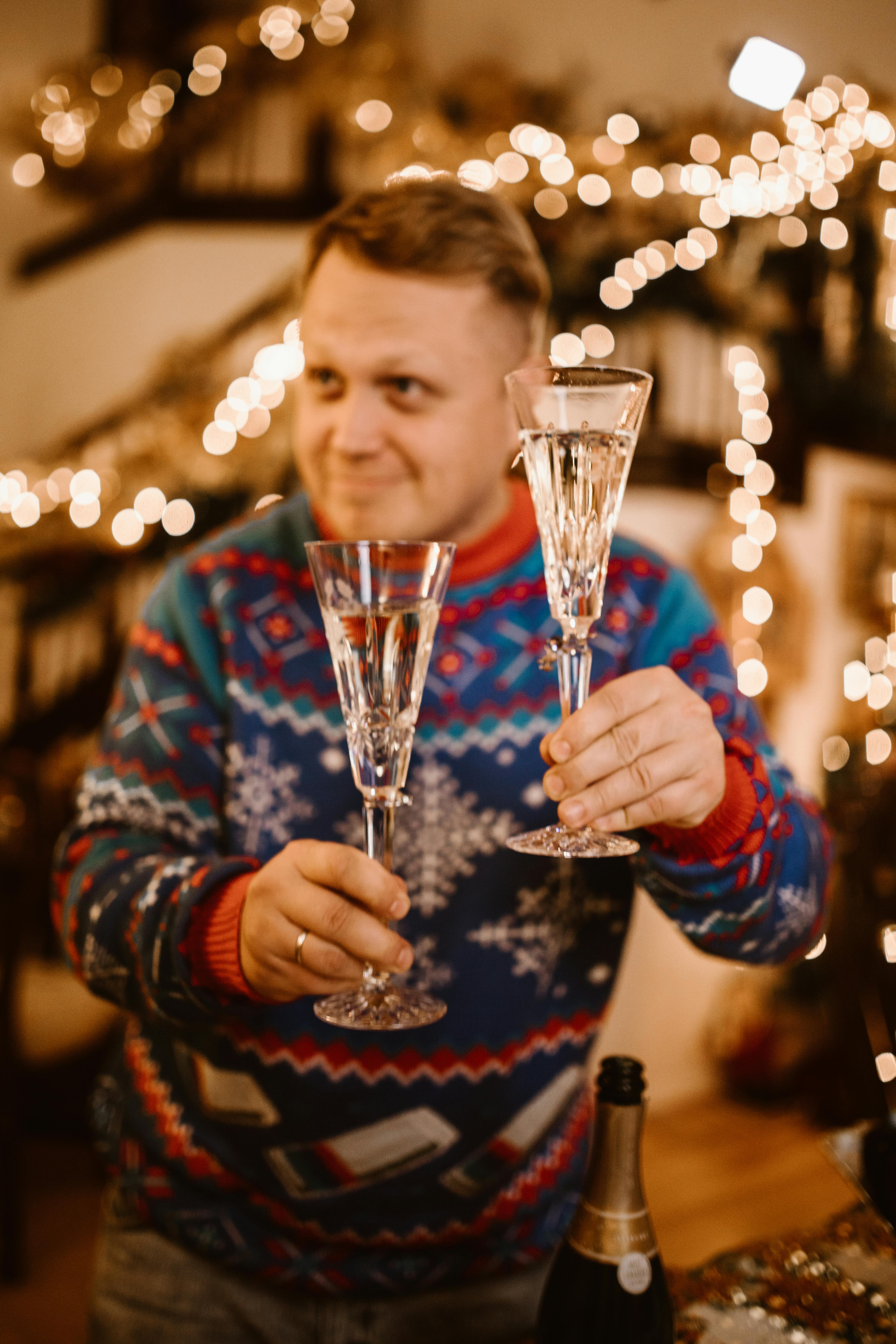 A man holding wine glasses | Source: Pexels
