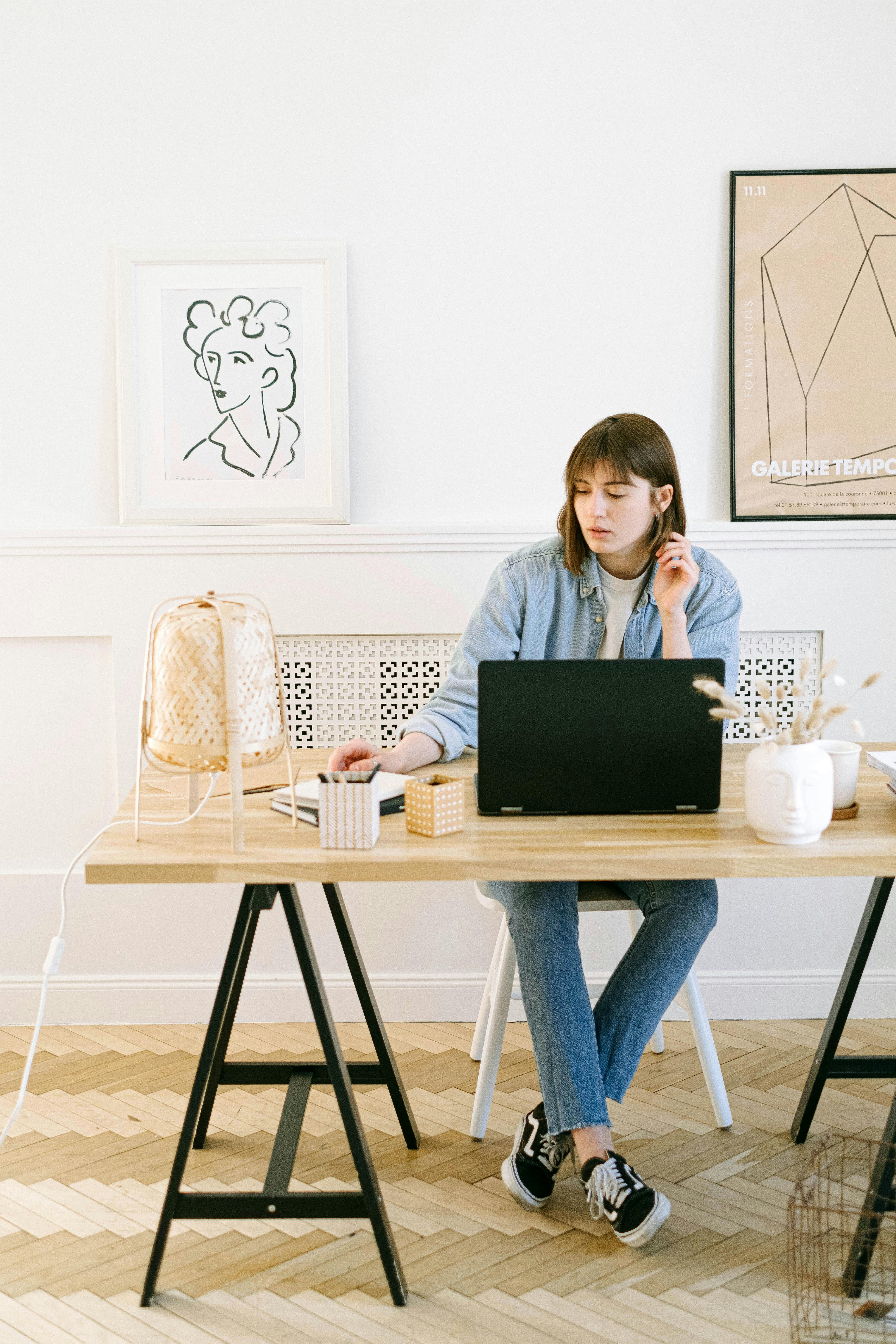 A woman working alone | Source: Pexels