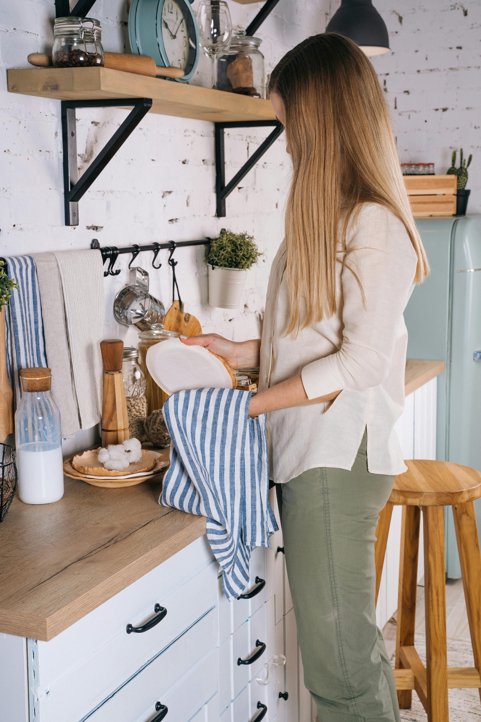 Une femme essuie la vaisselle | Source : Pexels