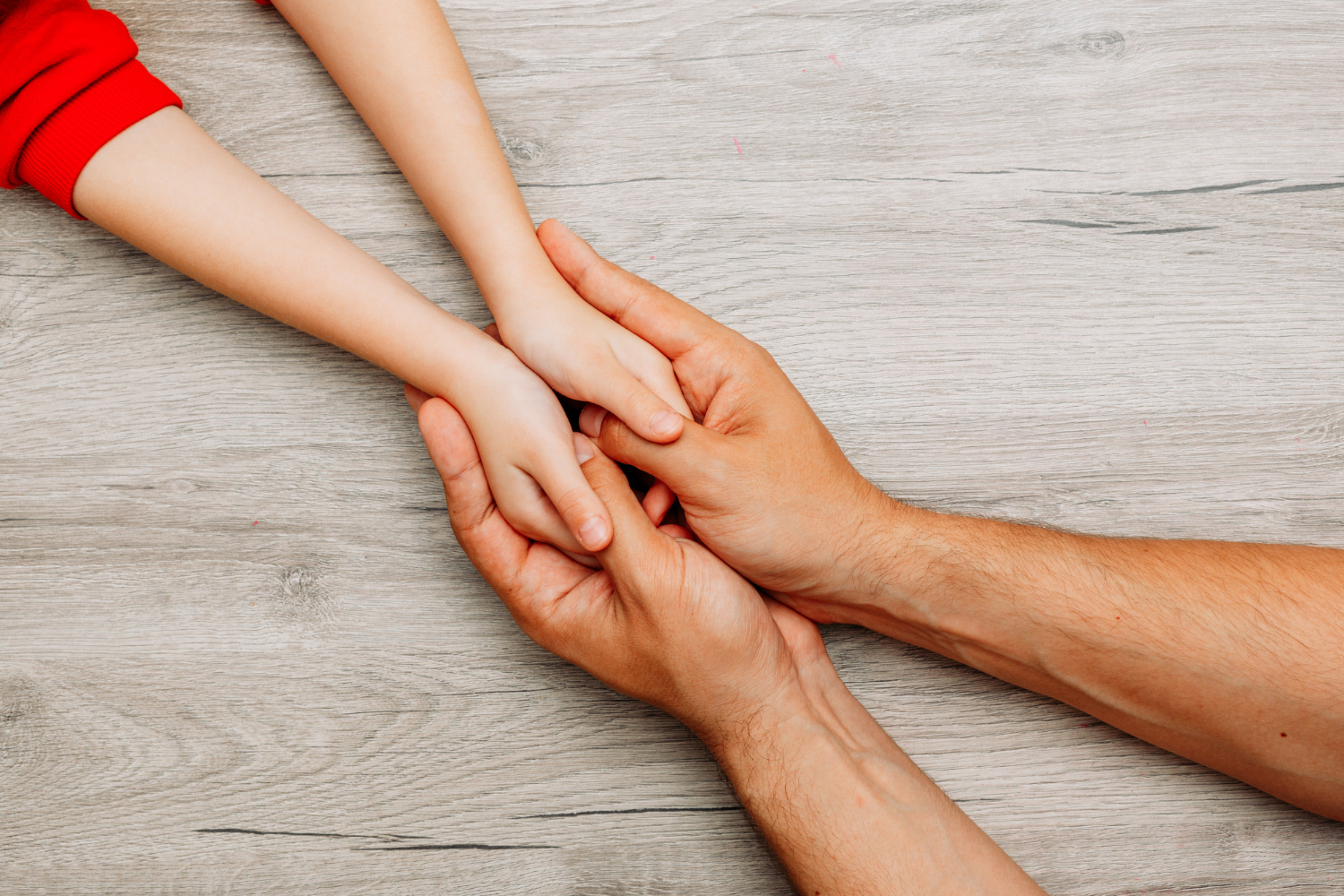 A man holding his daughter's hands | Source: Freepik