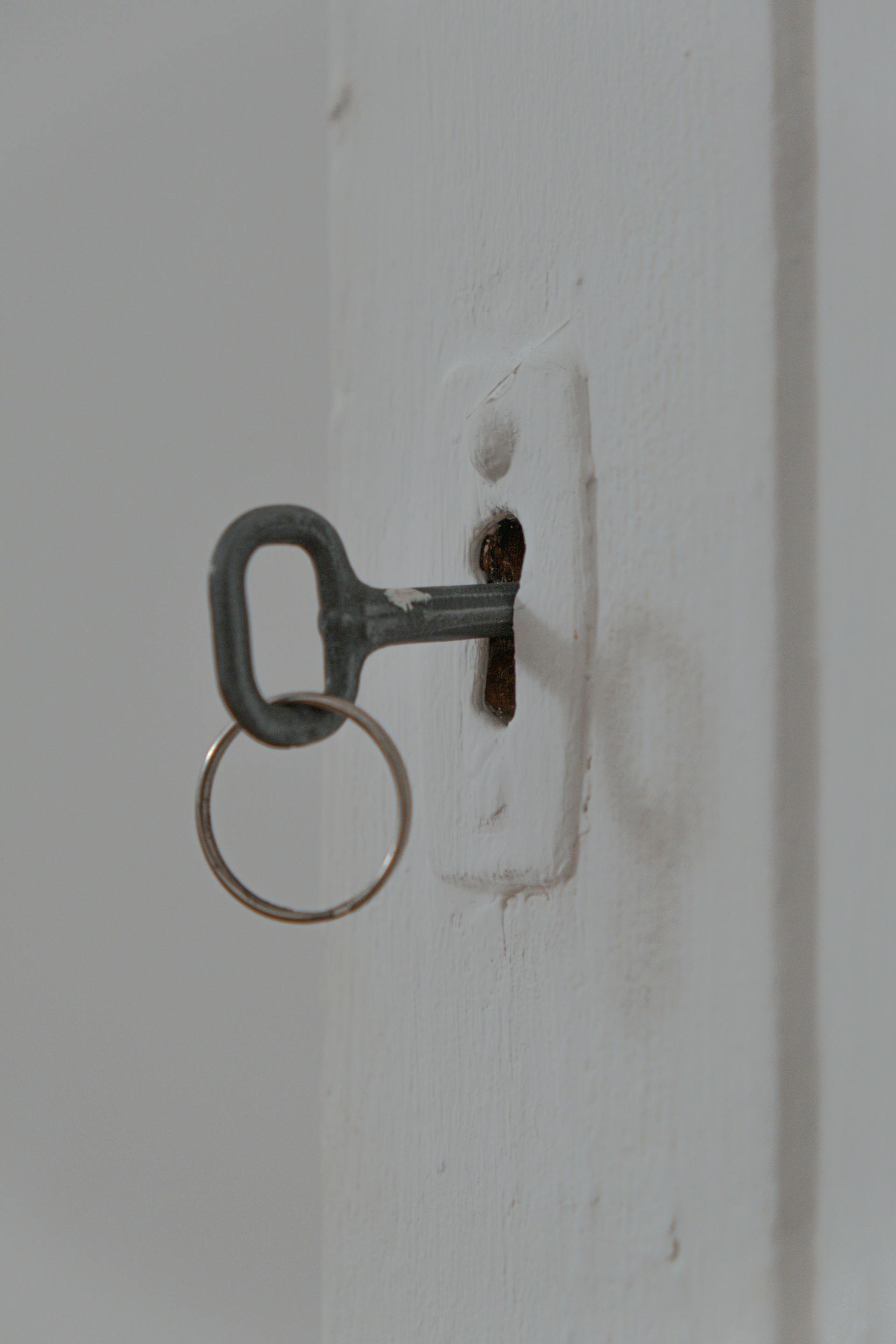 A key in a keyhole | Source: Pexels