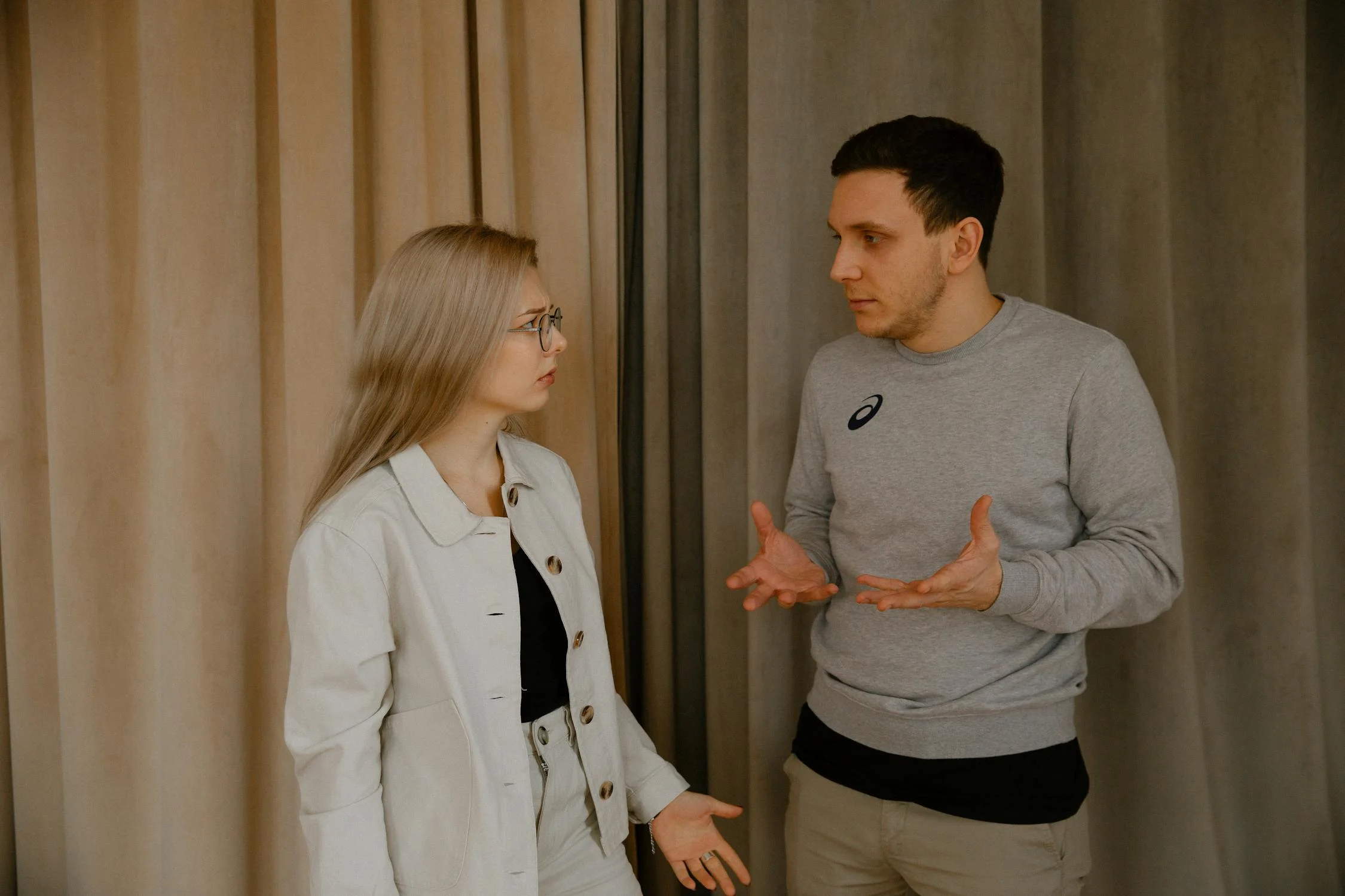 Un couple discute dans leur salon ⏐ Source : Pexels