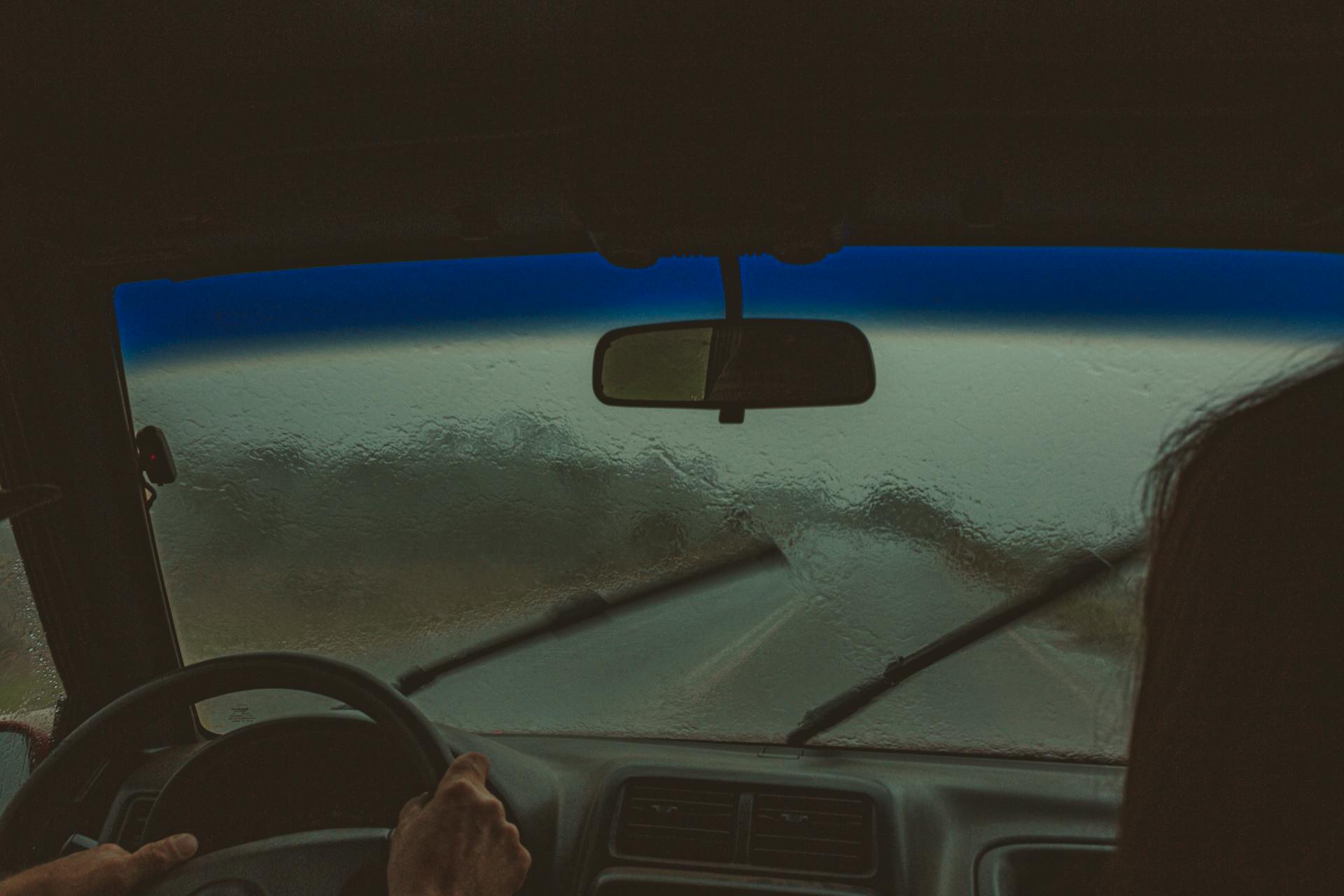 Two people in a car | Source: Pexels