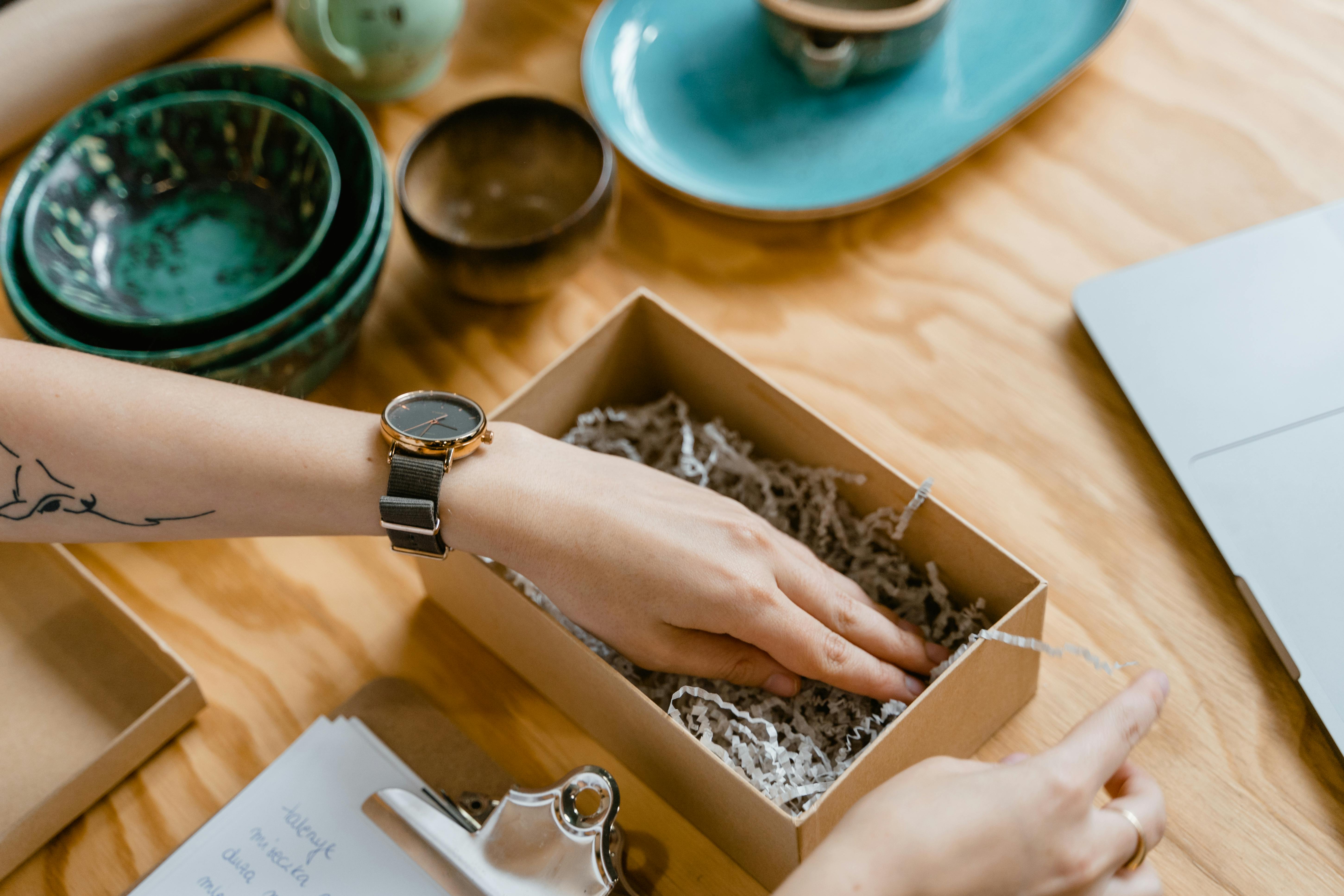 Woman packing a present | Source: Pexels