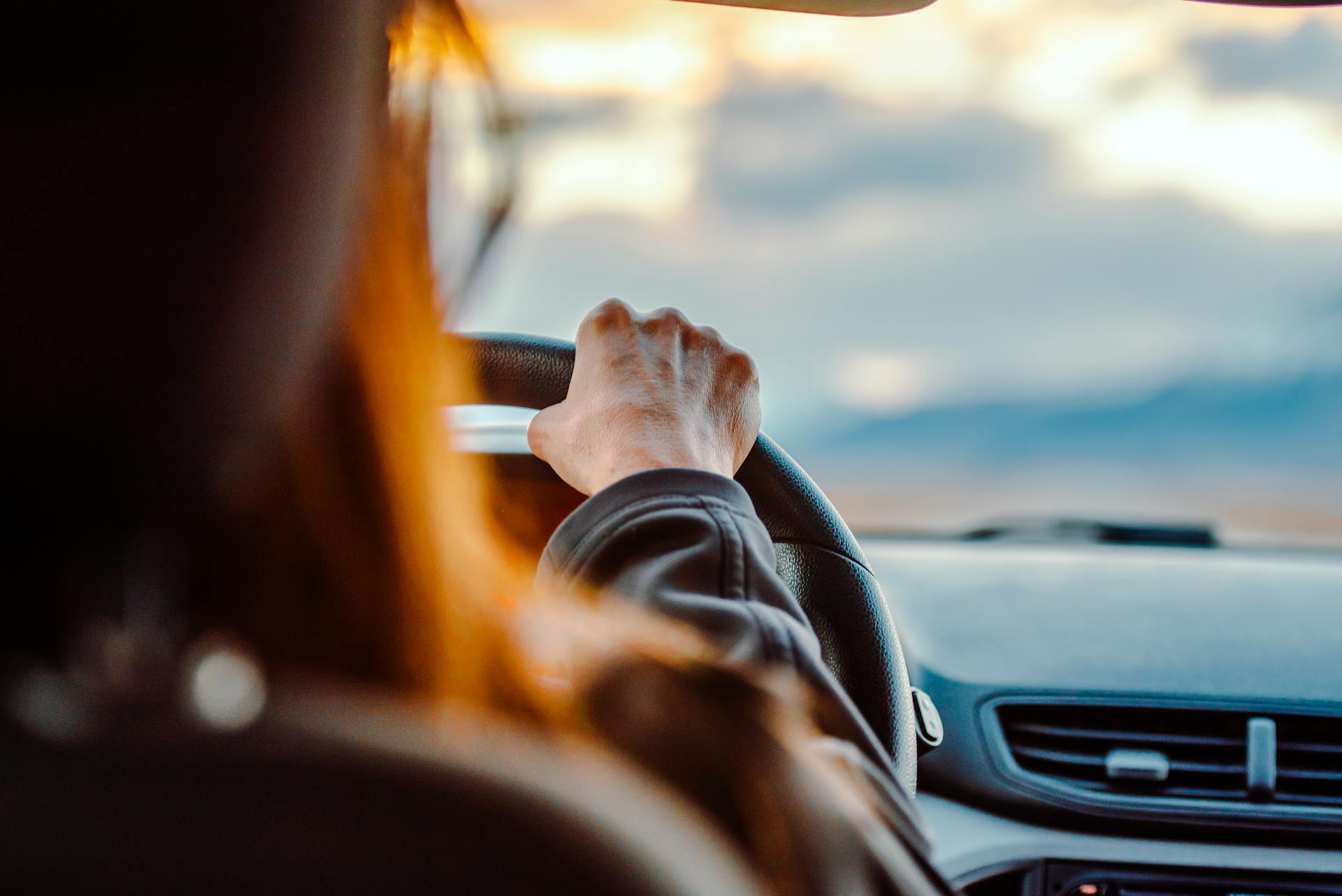 A woman sitting in a car | Source: Pexels