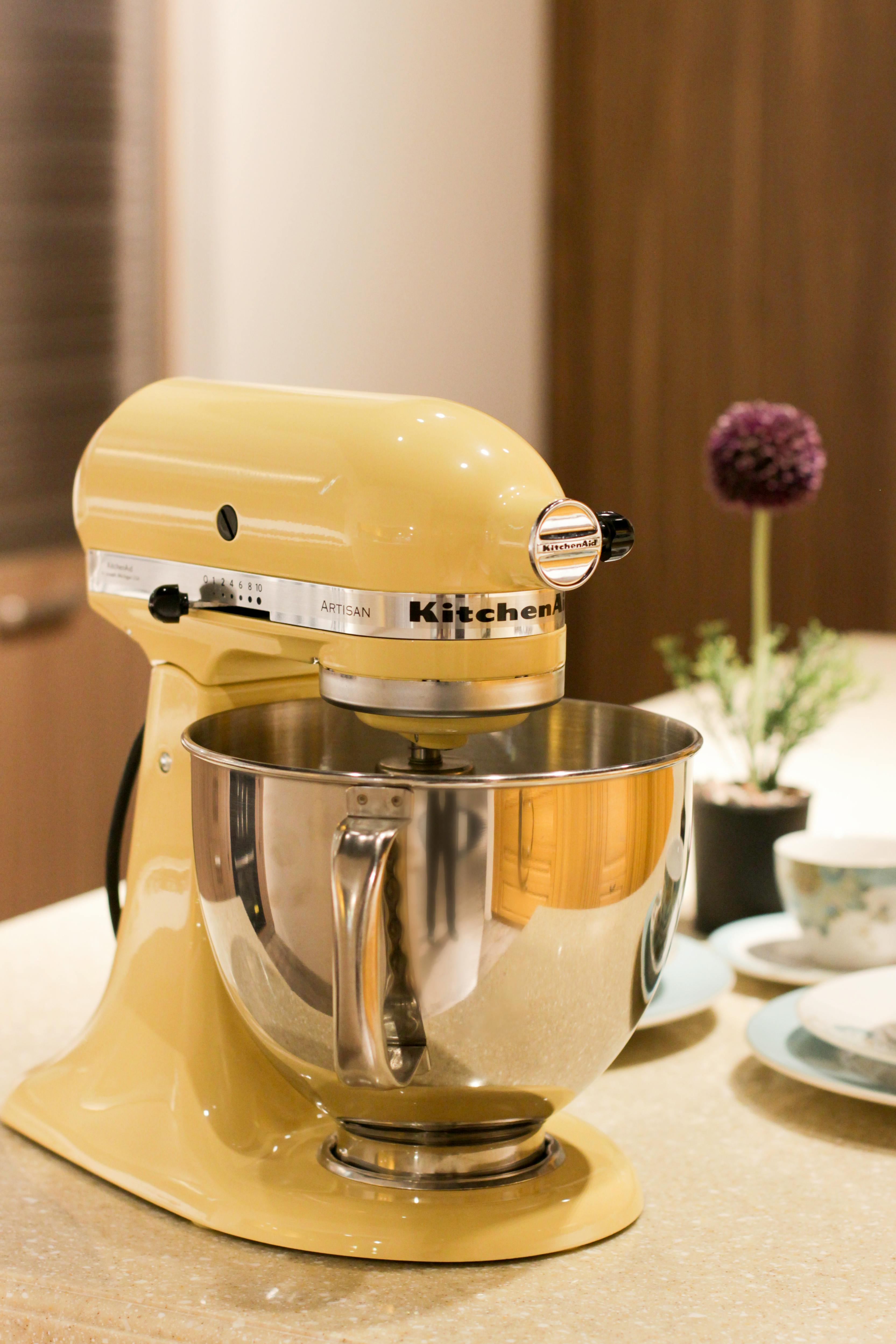 A stand mixer on a kitchen counter | Source: Pexels