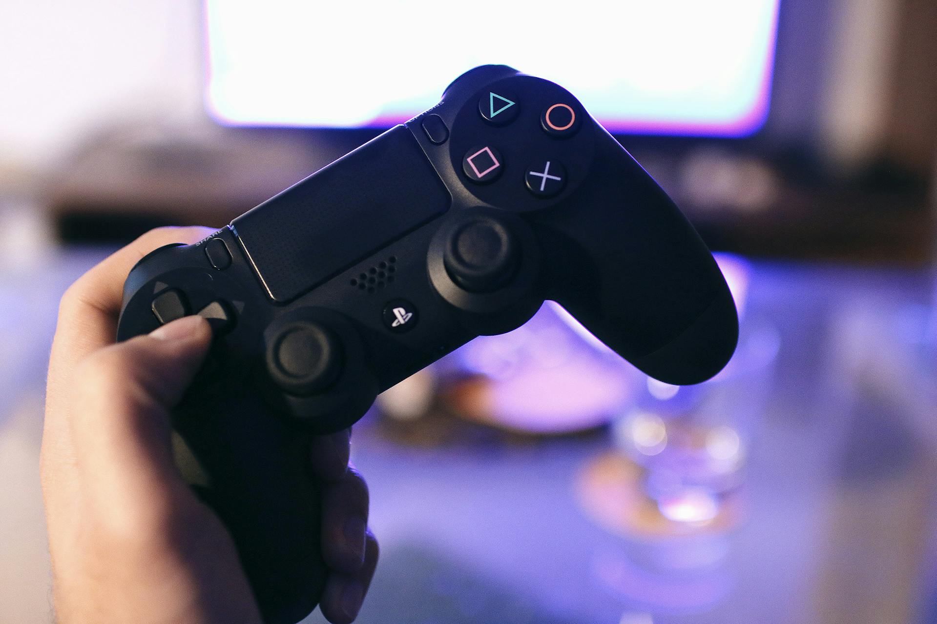 A man holding a PlayStation controller | Source: Pexels