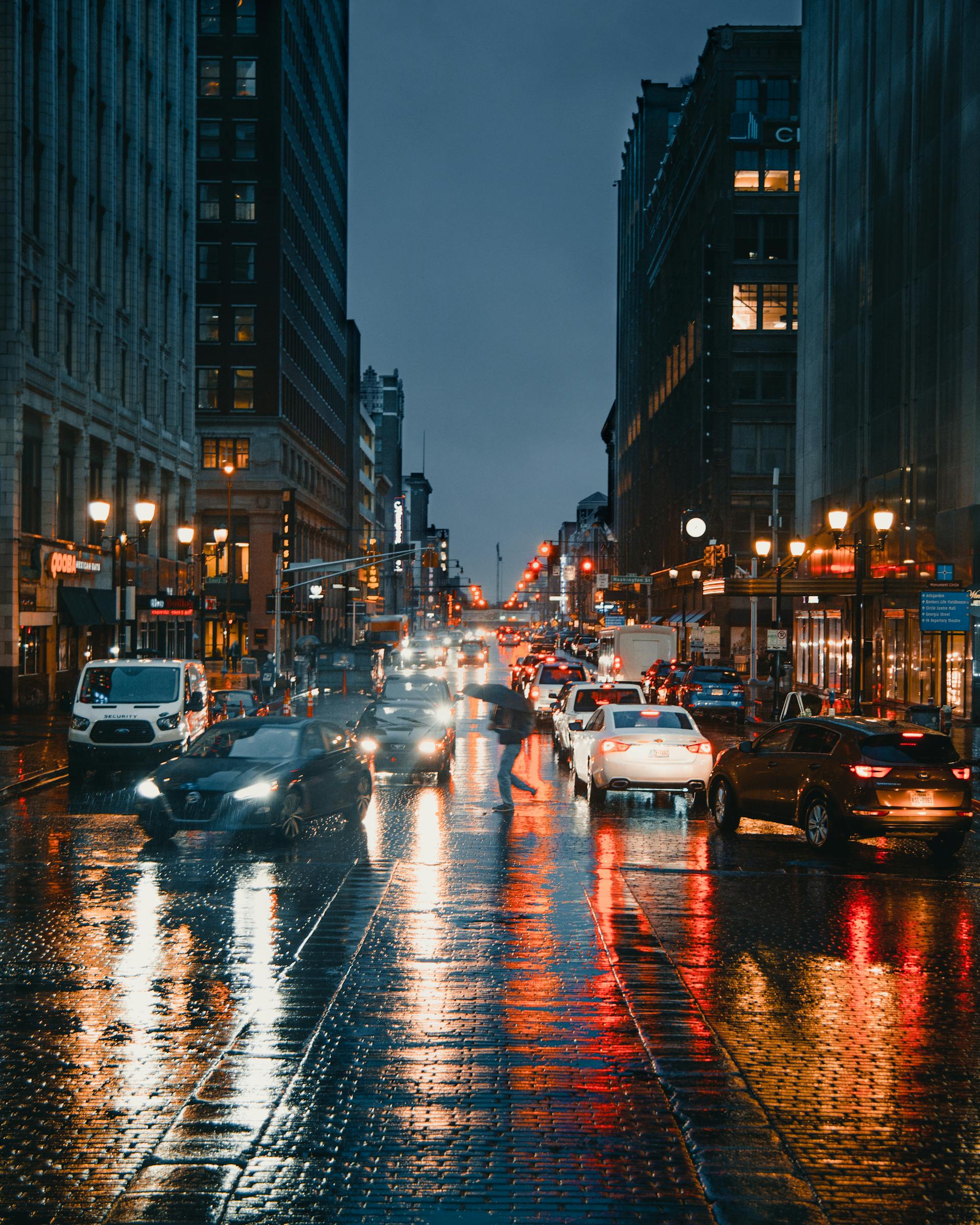 Evening traffic in a city | Source: Pexels