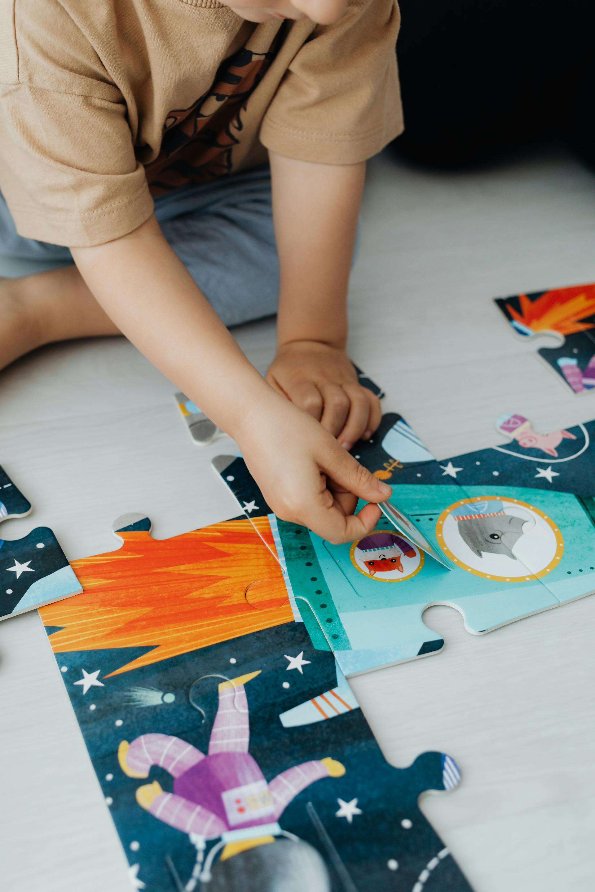 Gros plan d'un enfant en train de faire un puzzle | Source : Pexels