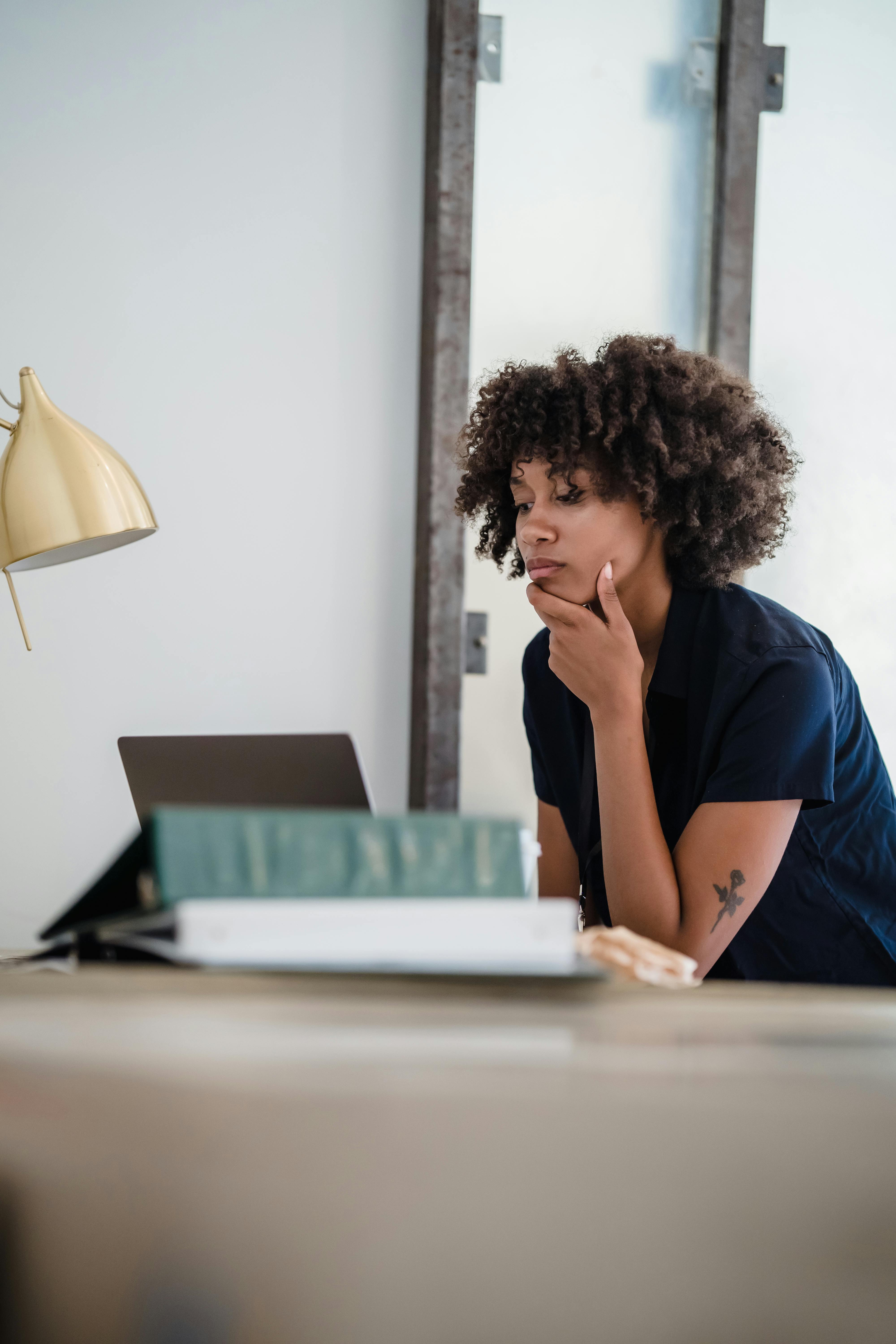 Uma mulher perdida em pensamentos | Fonte: Pexels