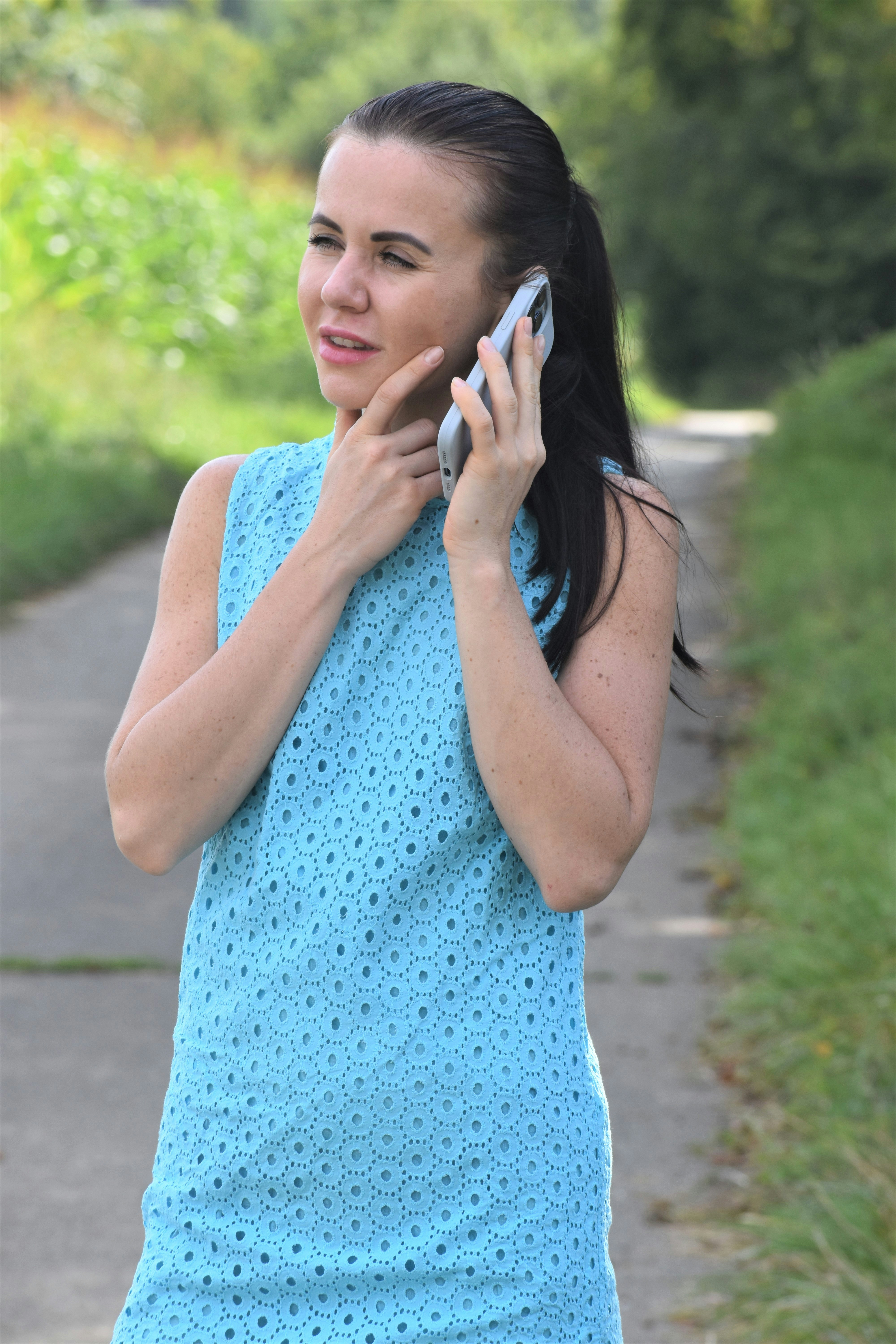 An upset woman on a call | Source: Unsplash