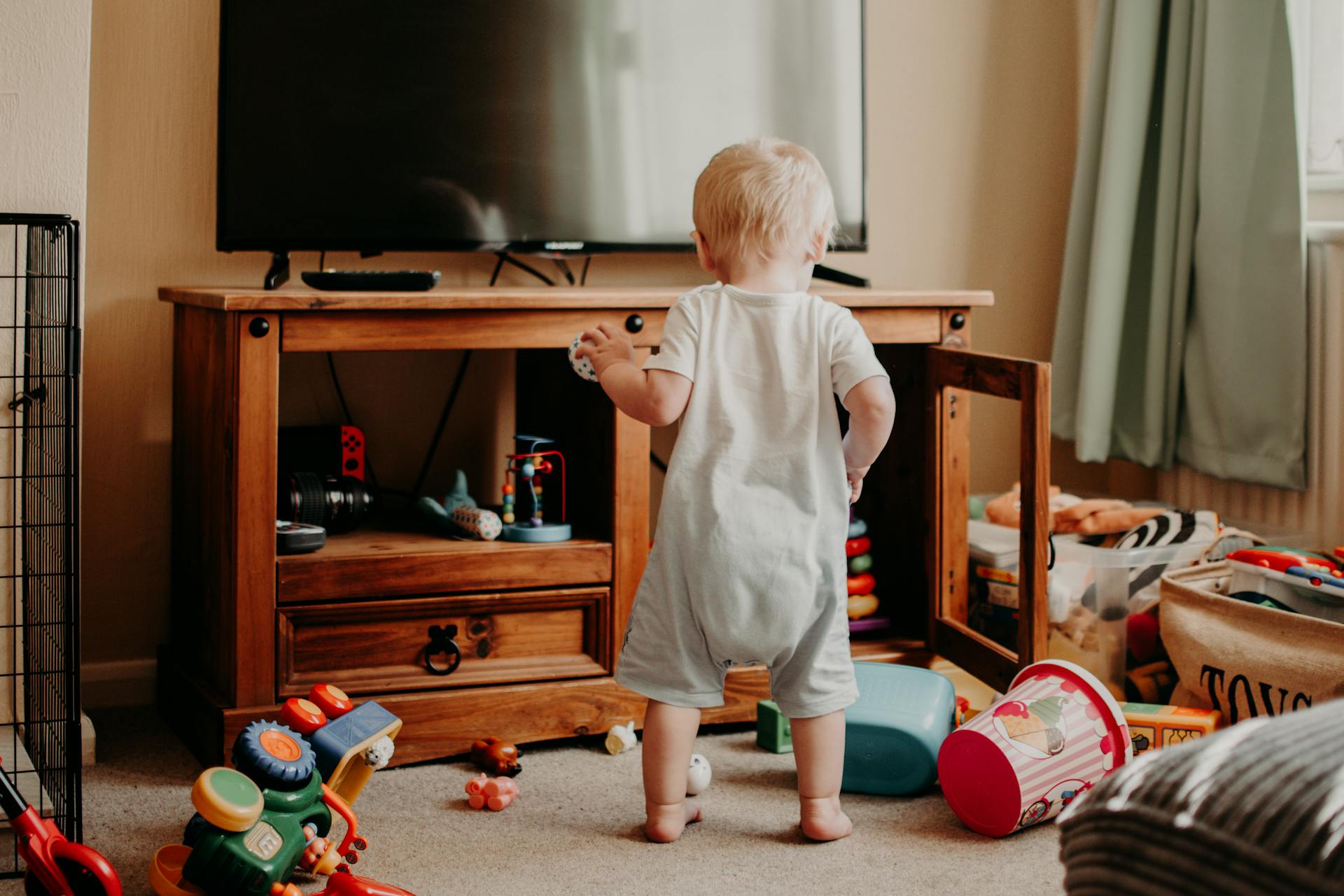 A toddler playing in a room | Source: Midjourney