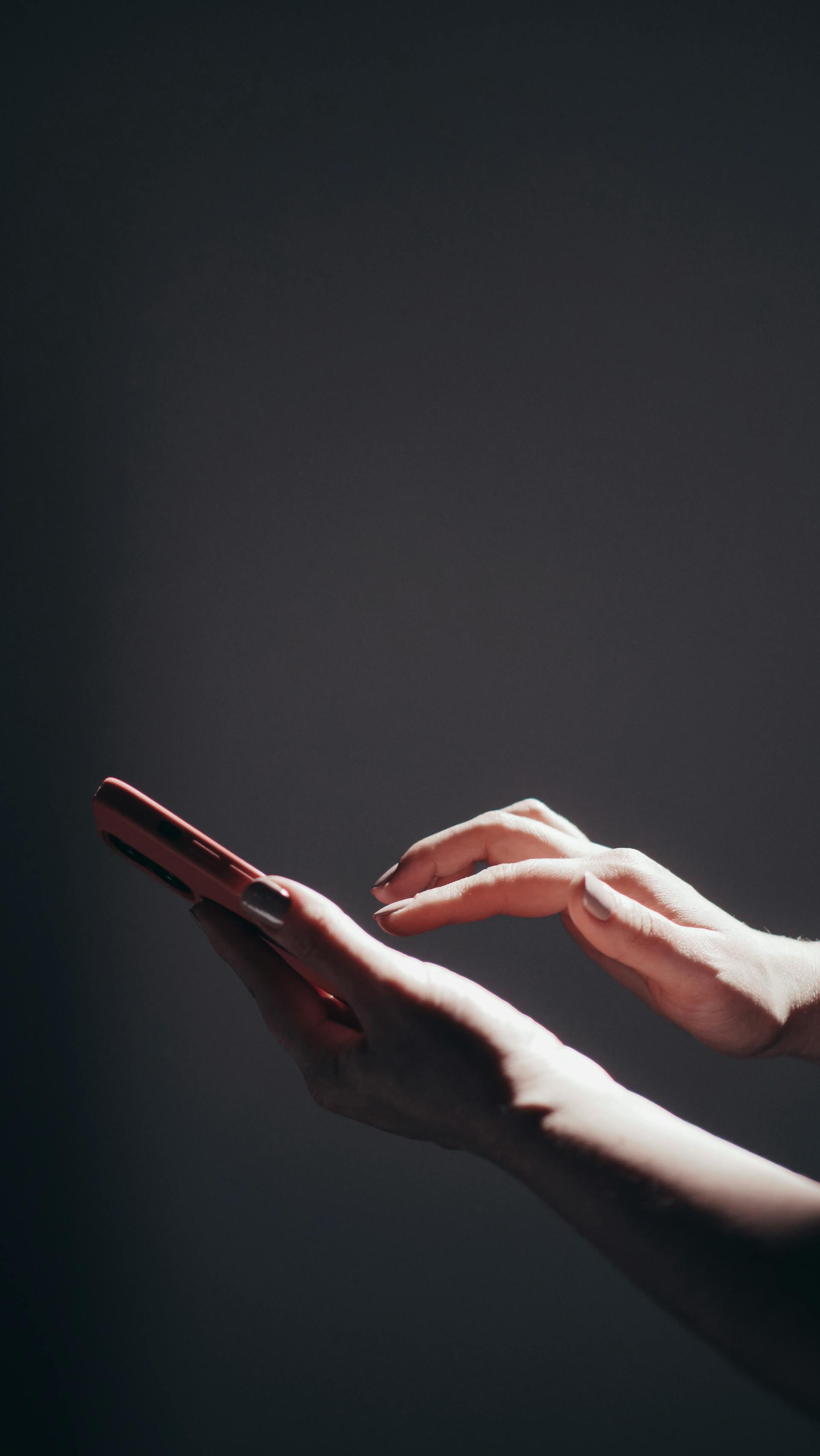 A woman using her phone | Source: Pexels