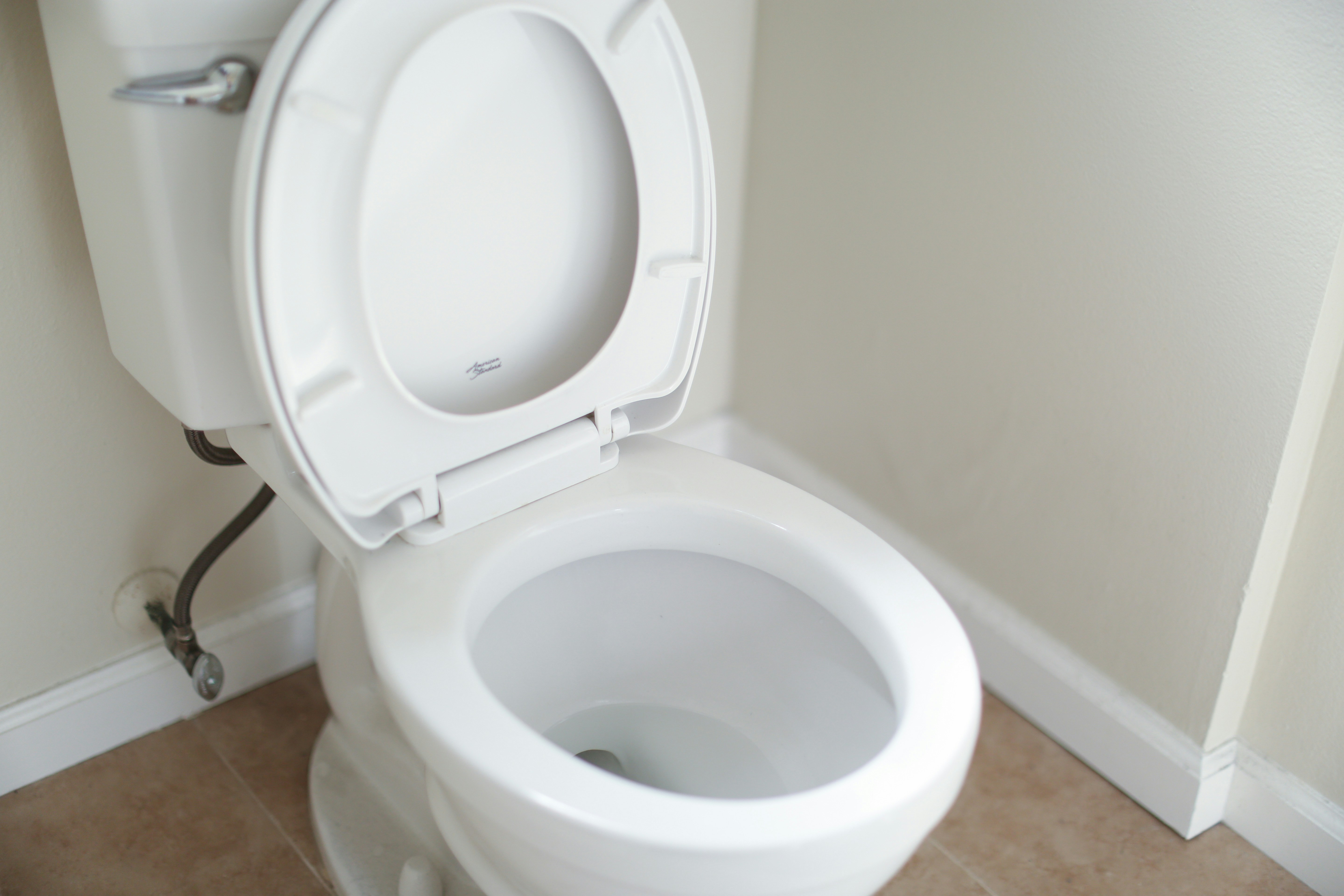 A close up of a white ceramic toilet | Source: Unsplash