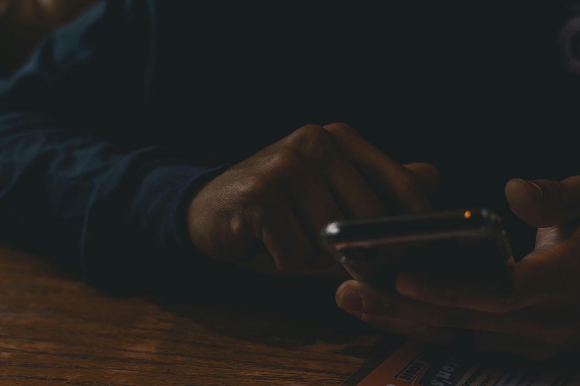 A man holding his wife's phone | Source: Pexels