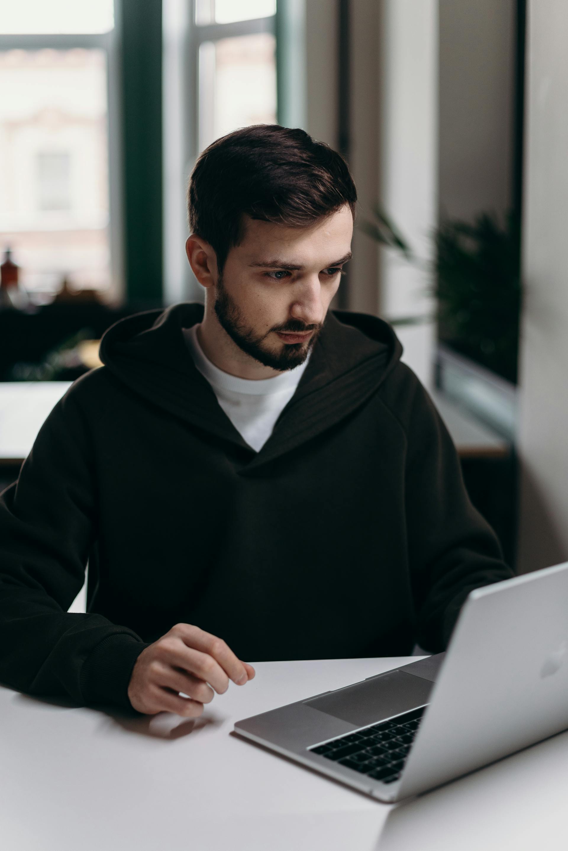 Um homem usando um computador | Fonte: Pexels