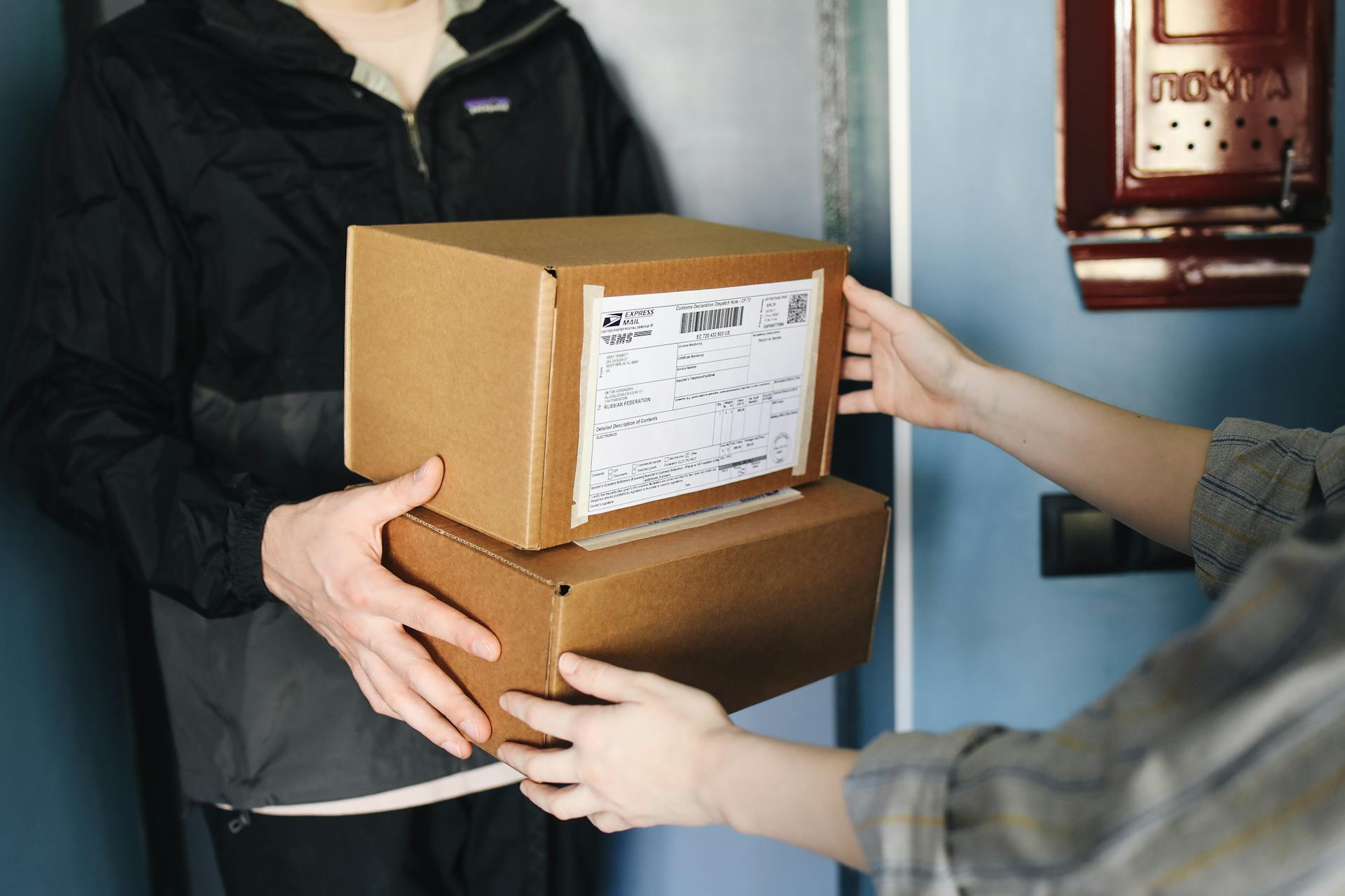 A person delivering packages | Source: Pexels