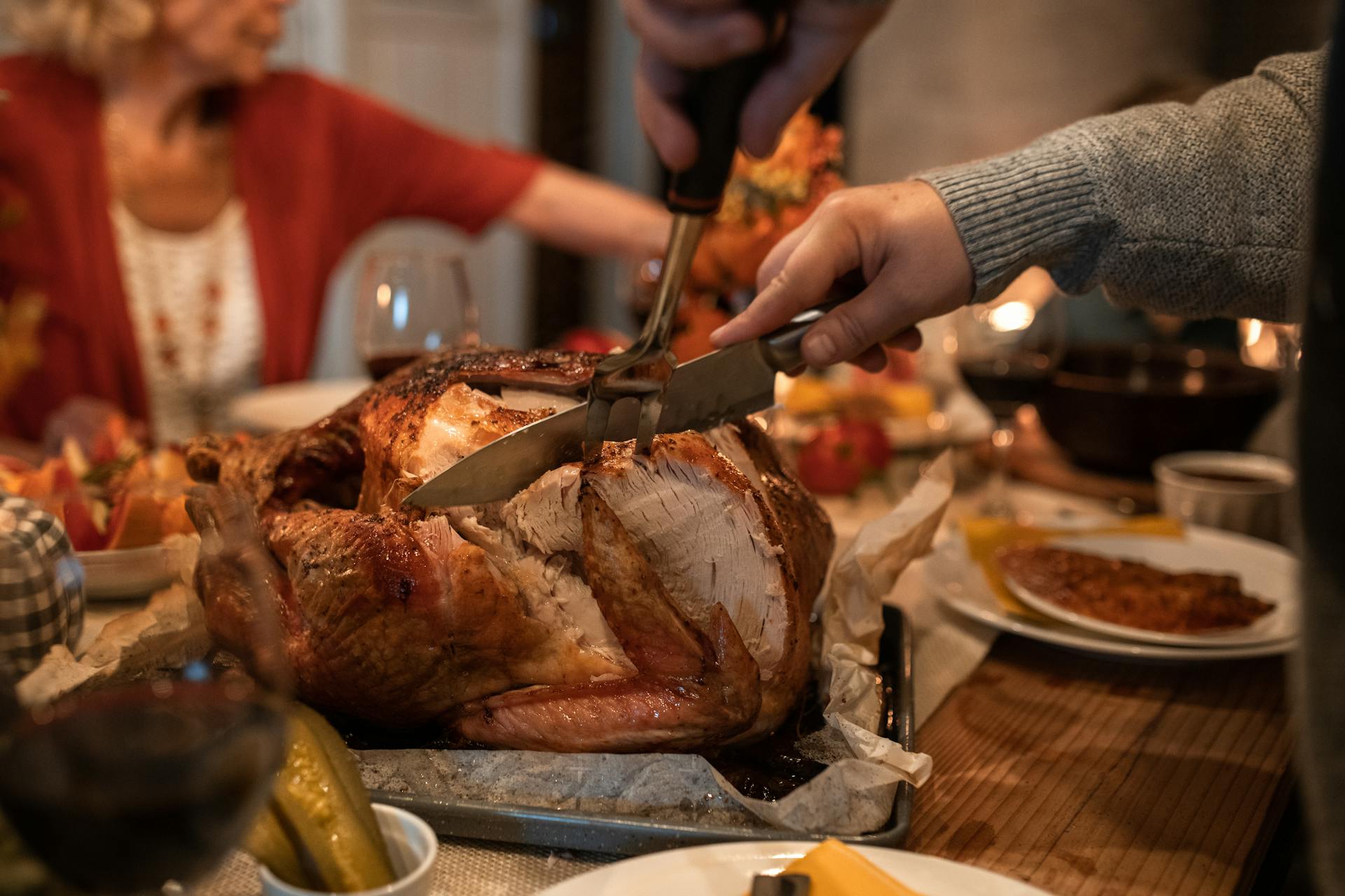 A person slicing a turkey | Source: Pexels