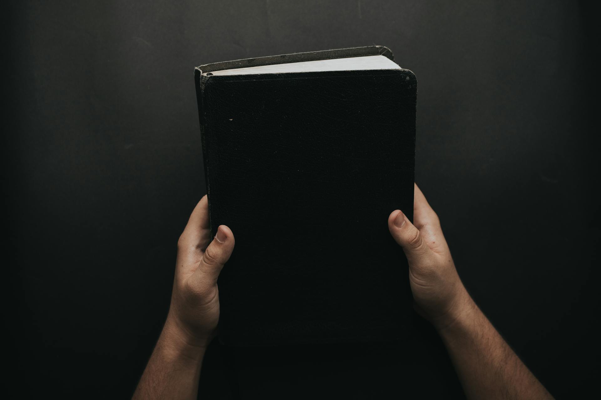 A man holding a book | Source: Pexels