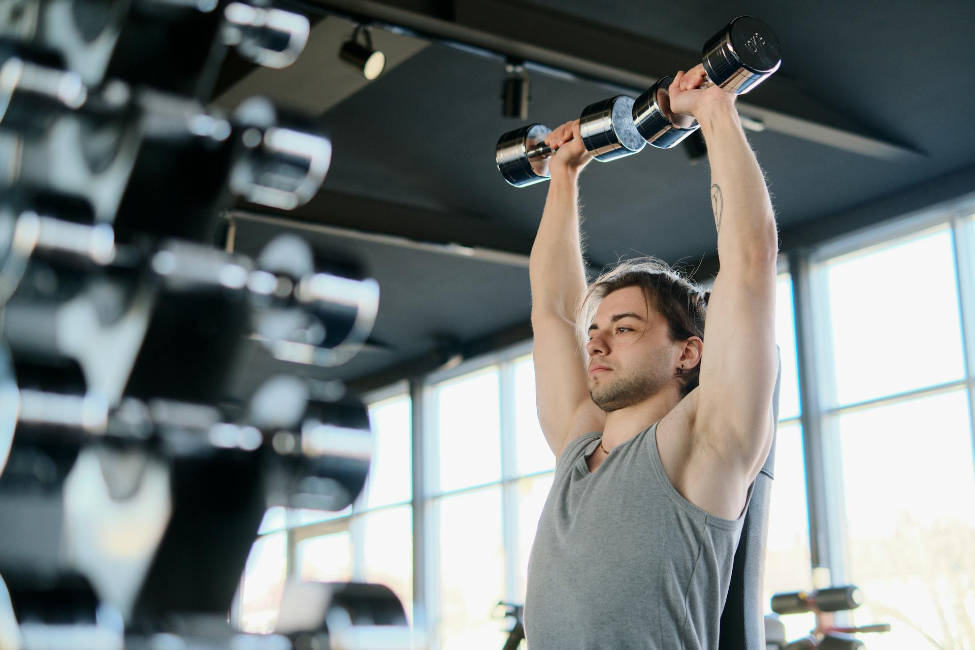 A man working out with dumbbells in a gym | Source: Pexels