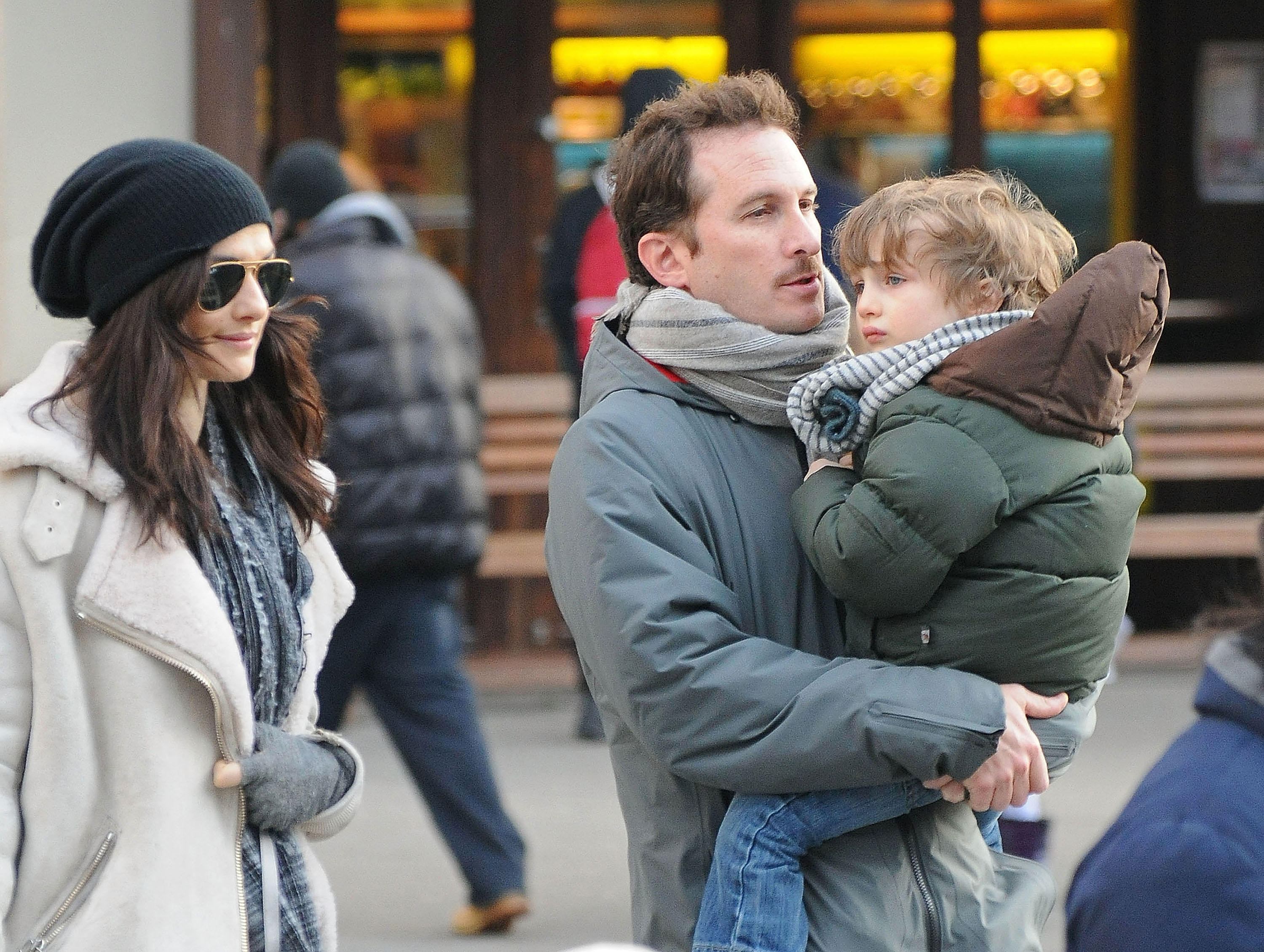 Rachel Weisz and Darren Aronofsky with their son in New York on January 5, 2011. | Source: Getty Images