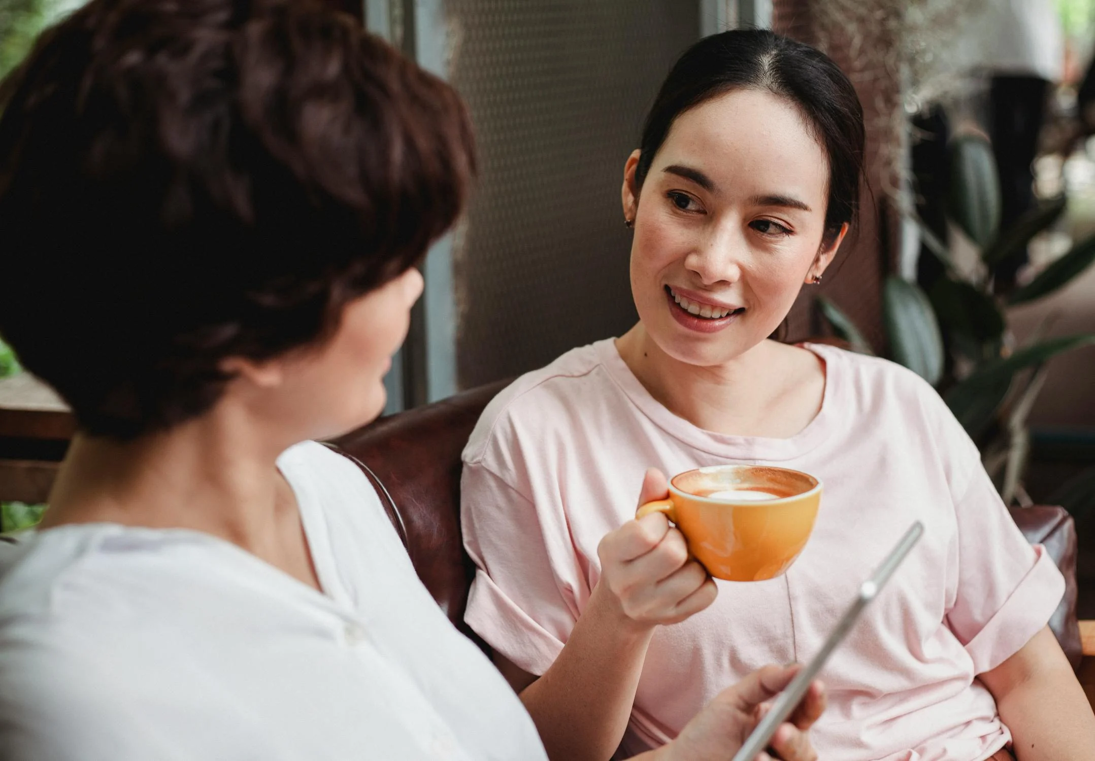 Two female friends talking in a cafe | Source: Pexels