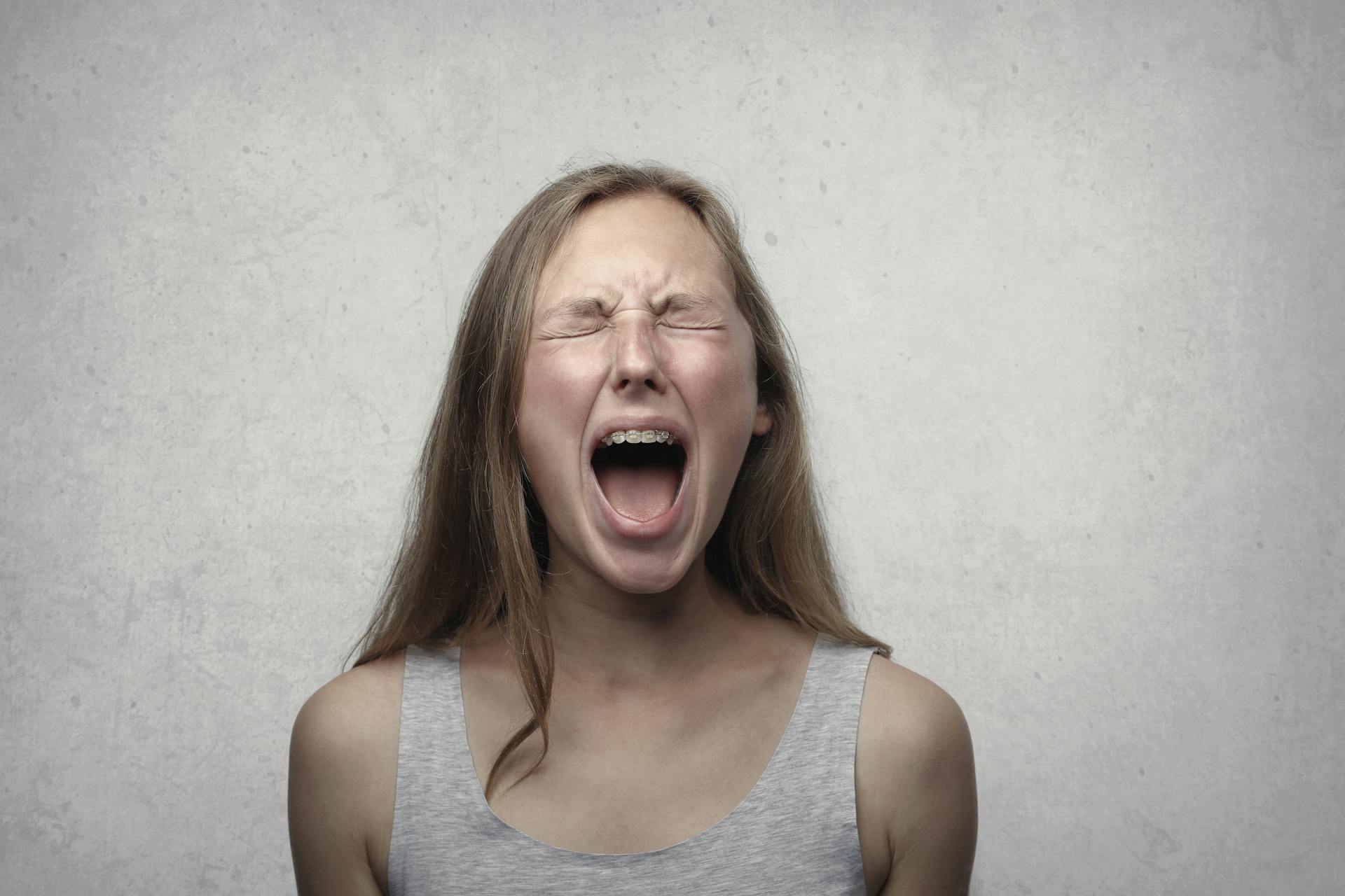 A woman shouting | Source: Pexels