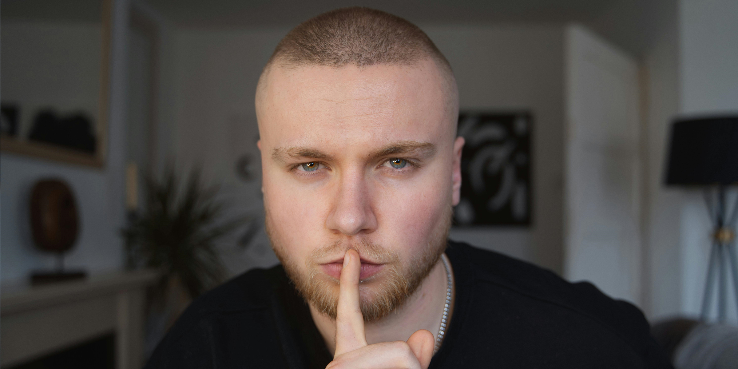 Man keeping a secret | Source: Pexels