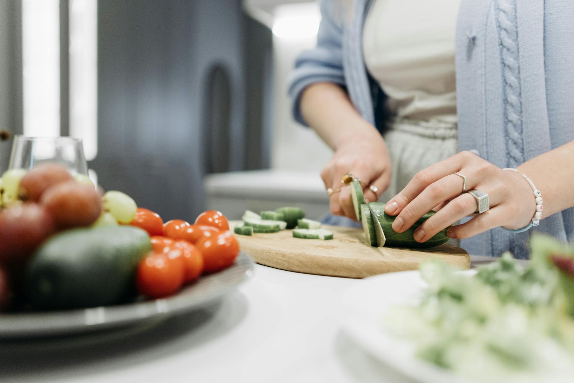 A woman chopping vegetables | Source: Pexels
