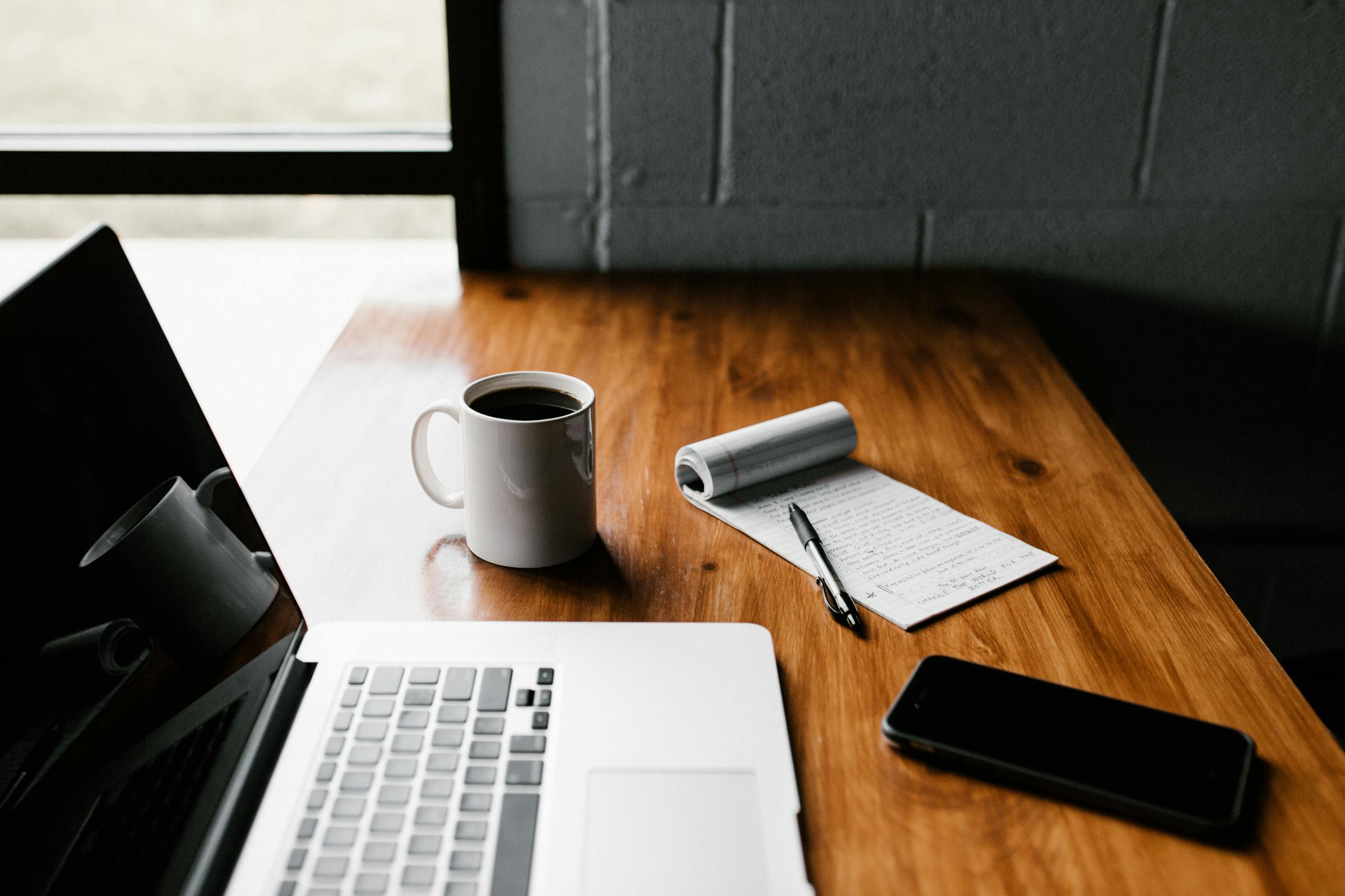 A tidy computer desk | Source: Pexels