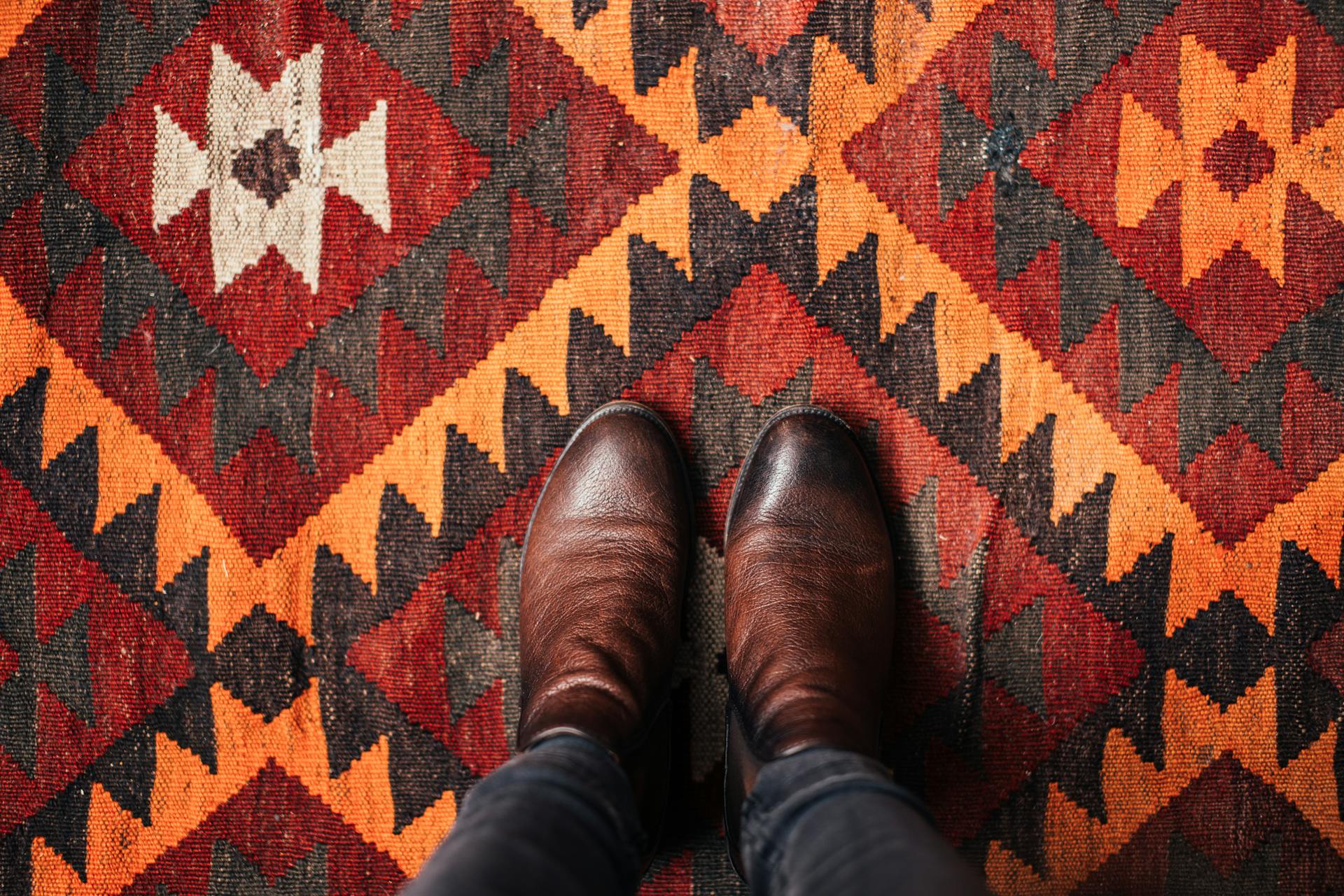 A man standing on a carpet | Source: Pexels