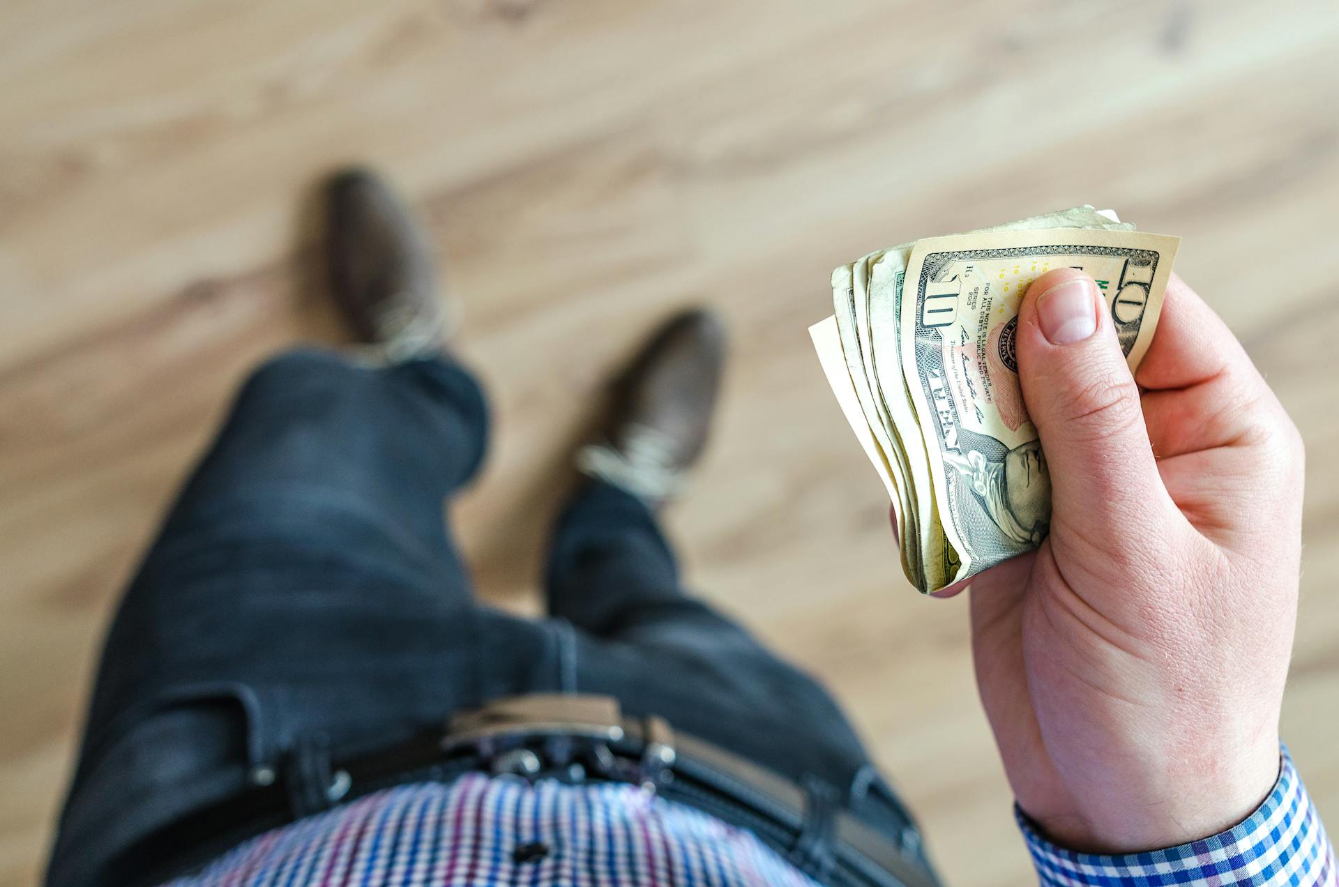 A man holding money | Source: Pexels