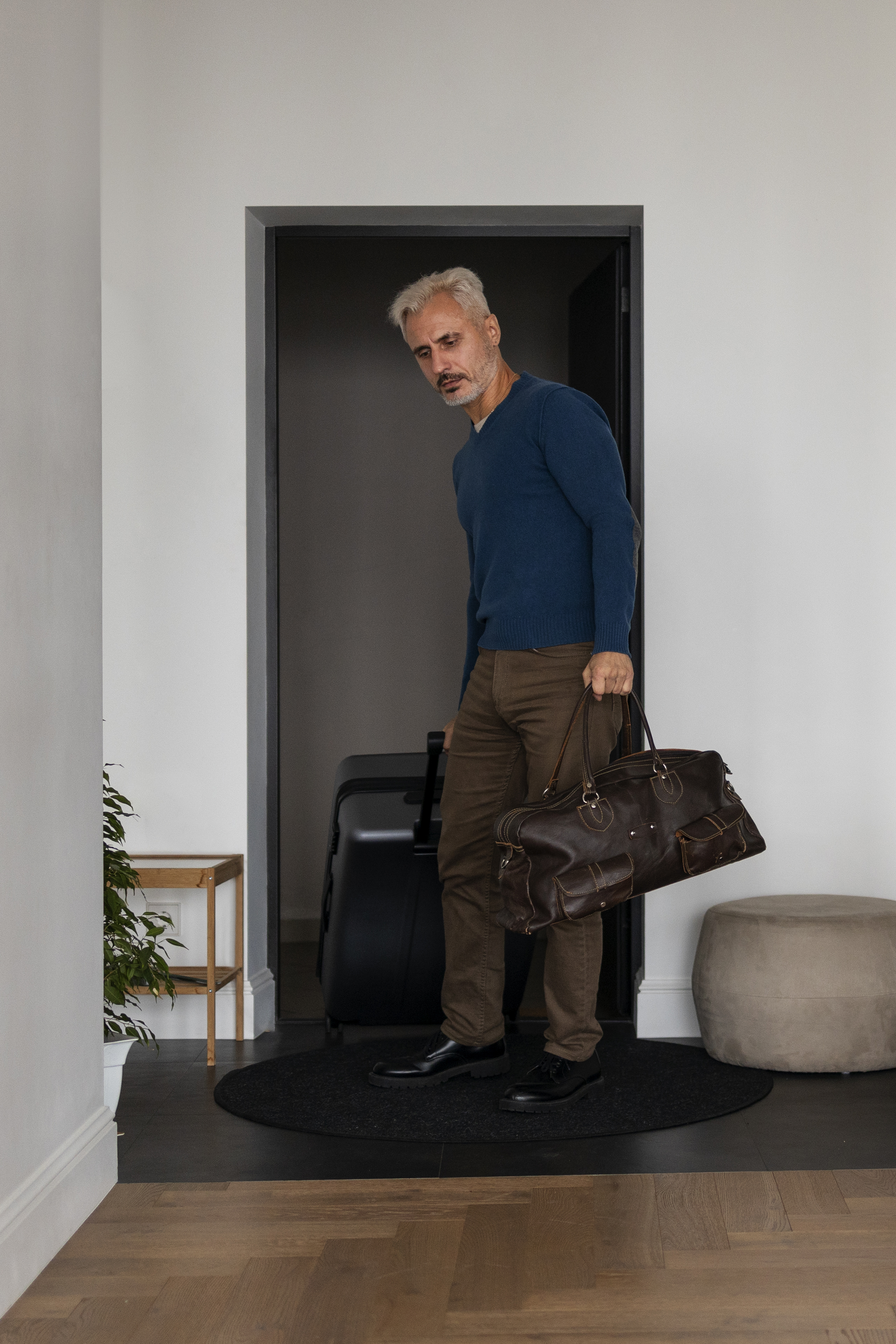 A man entering a house with luggage | Source: Freepik