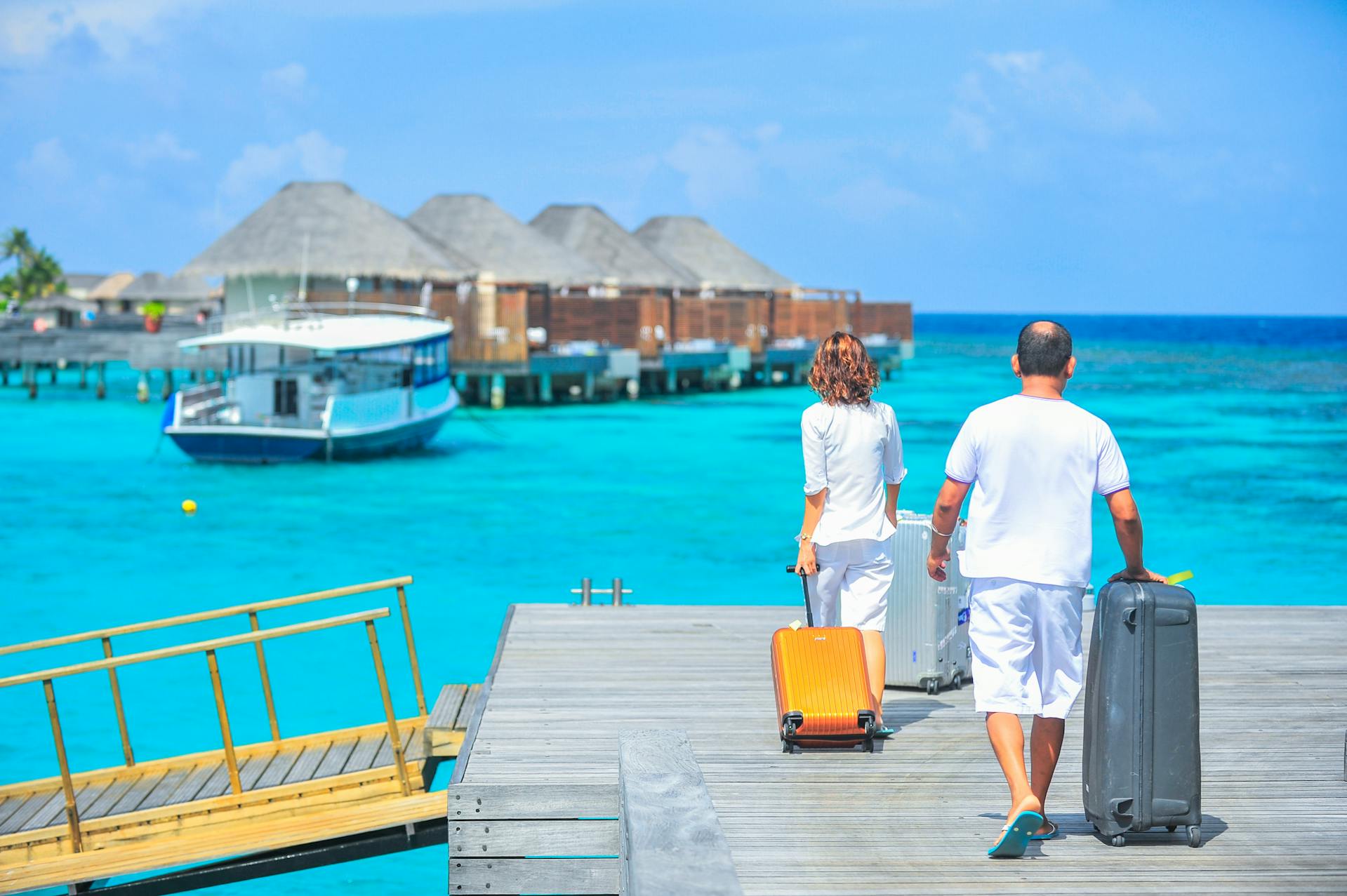 A couple arriving at a holiday destination | Source: Pexels