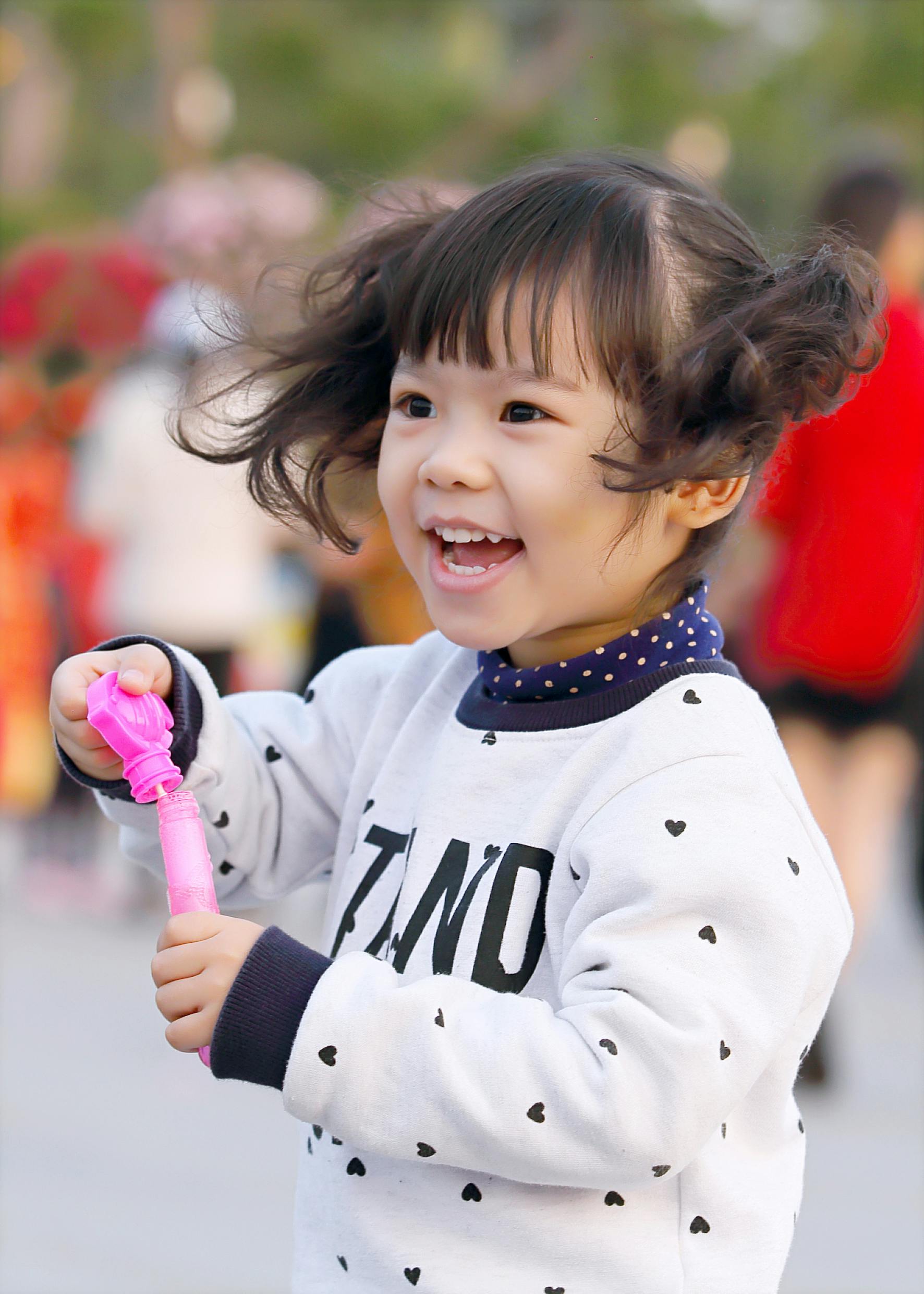 A little girl smiling while playing | Source: Pexels