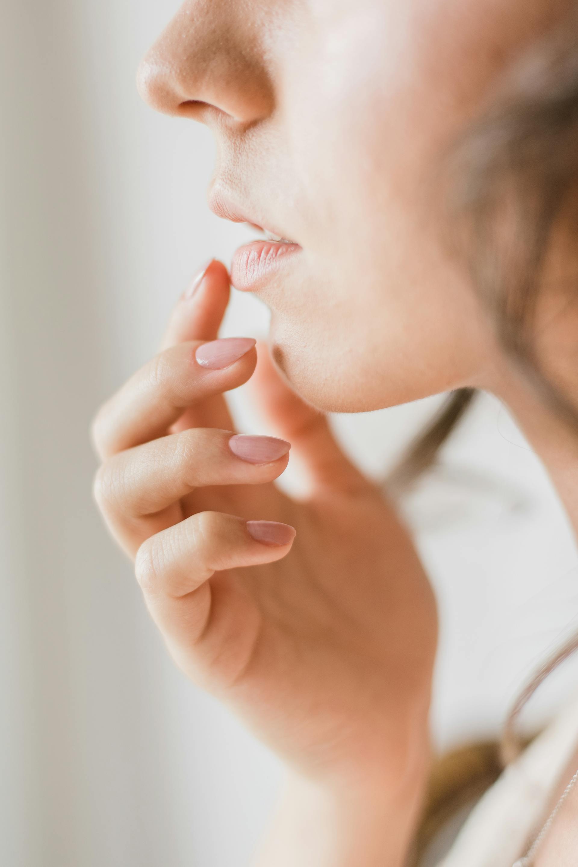 A woman striking a thoughtful pose | Source: Pexels