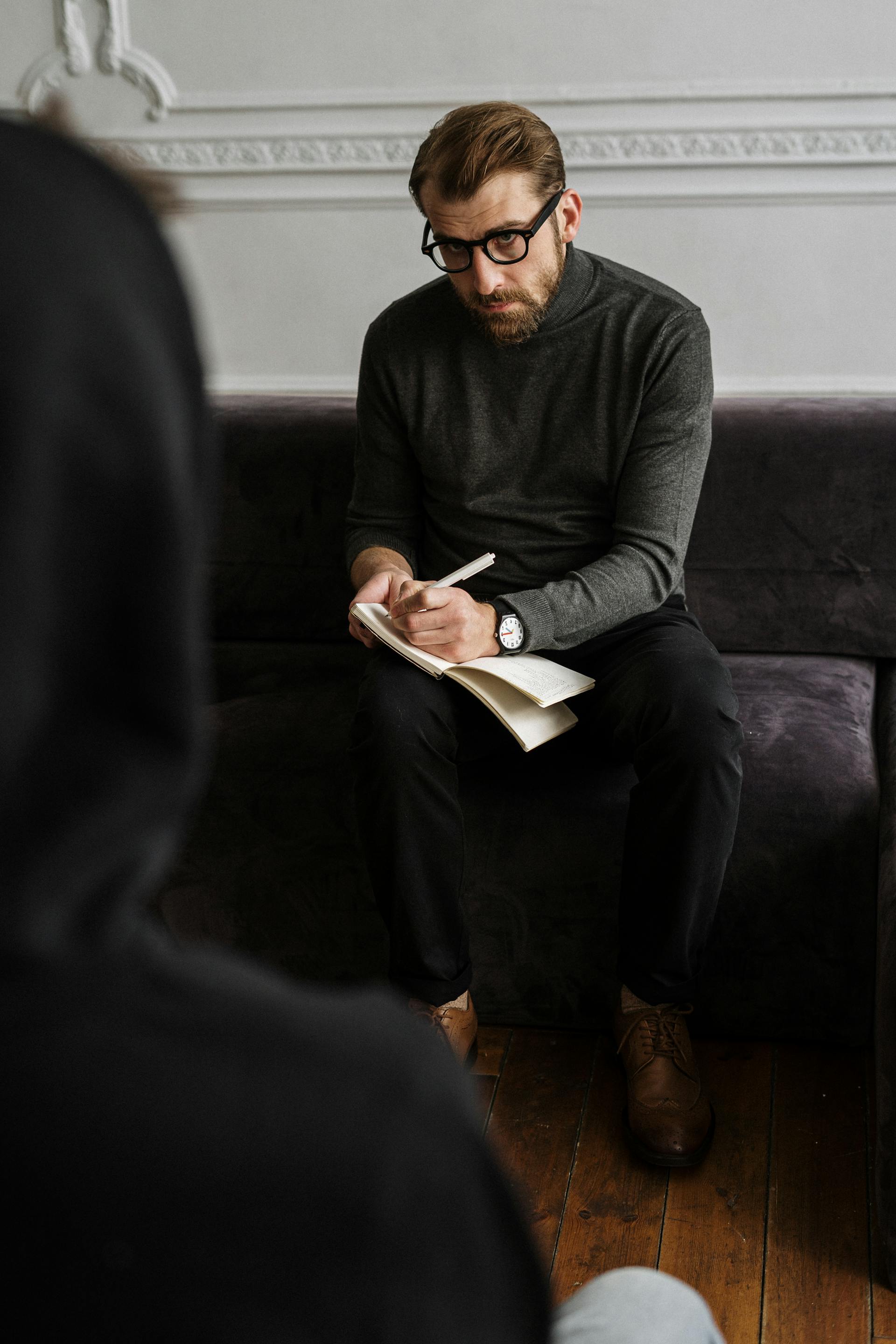 A therapist talking to a person | Source: Pexels