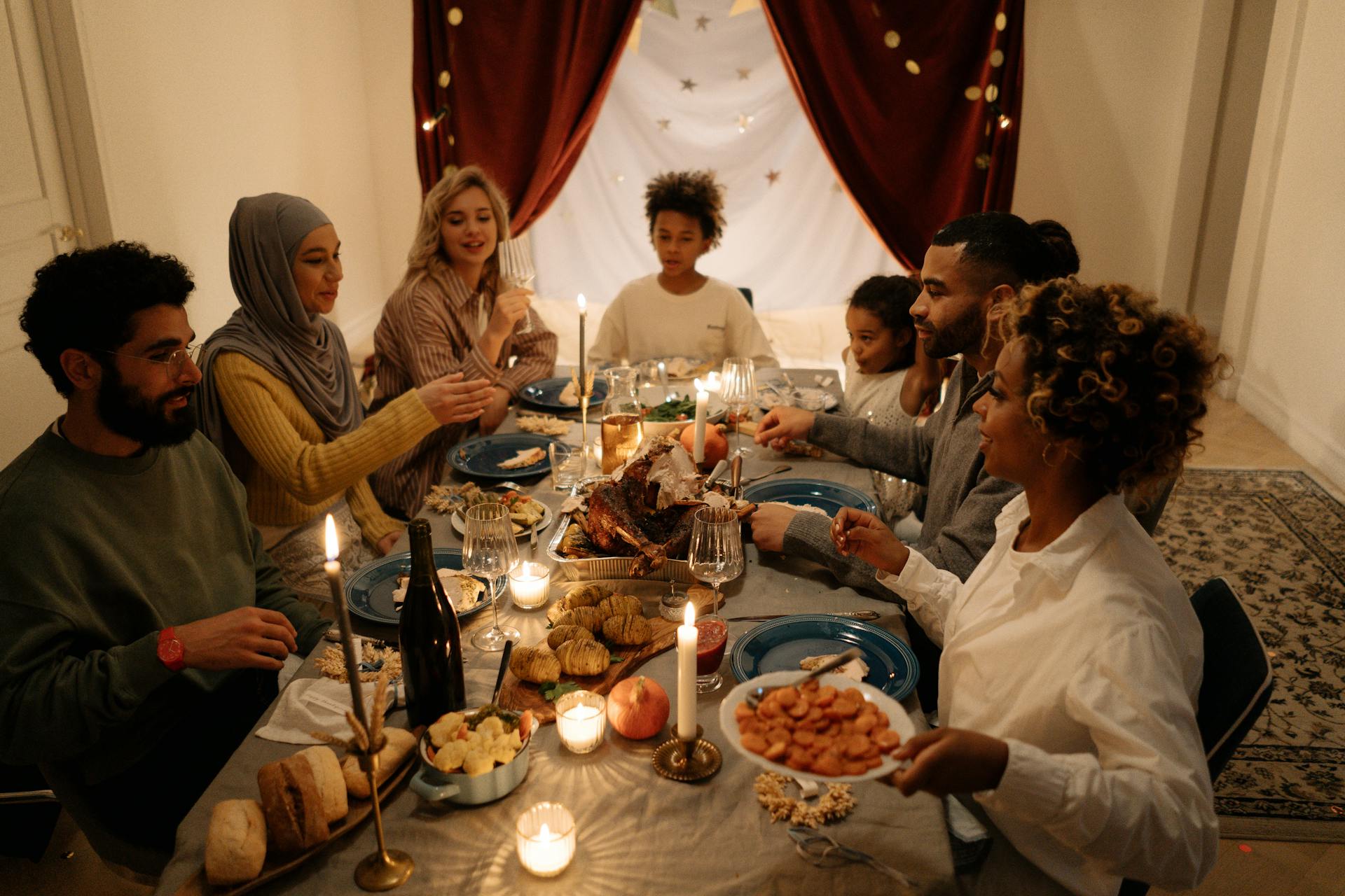 Uma família reunida para jantar | Fonte: Pexels