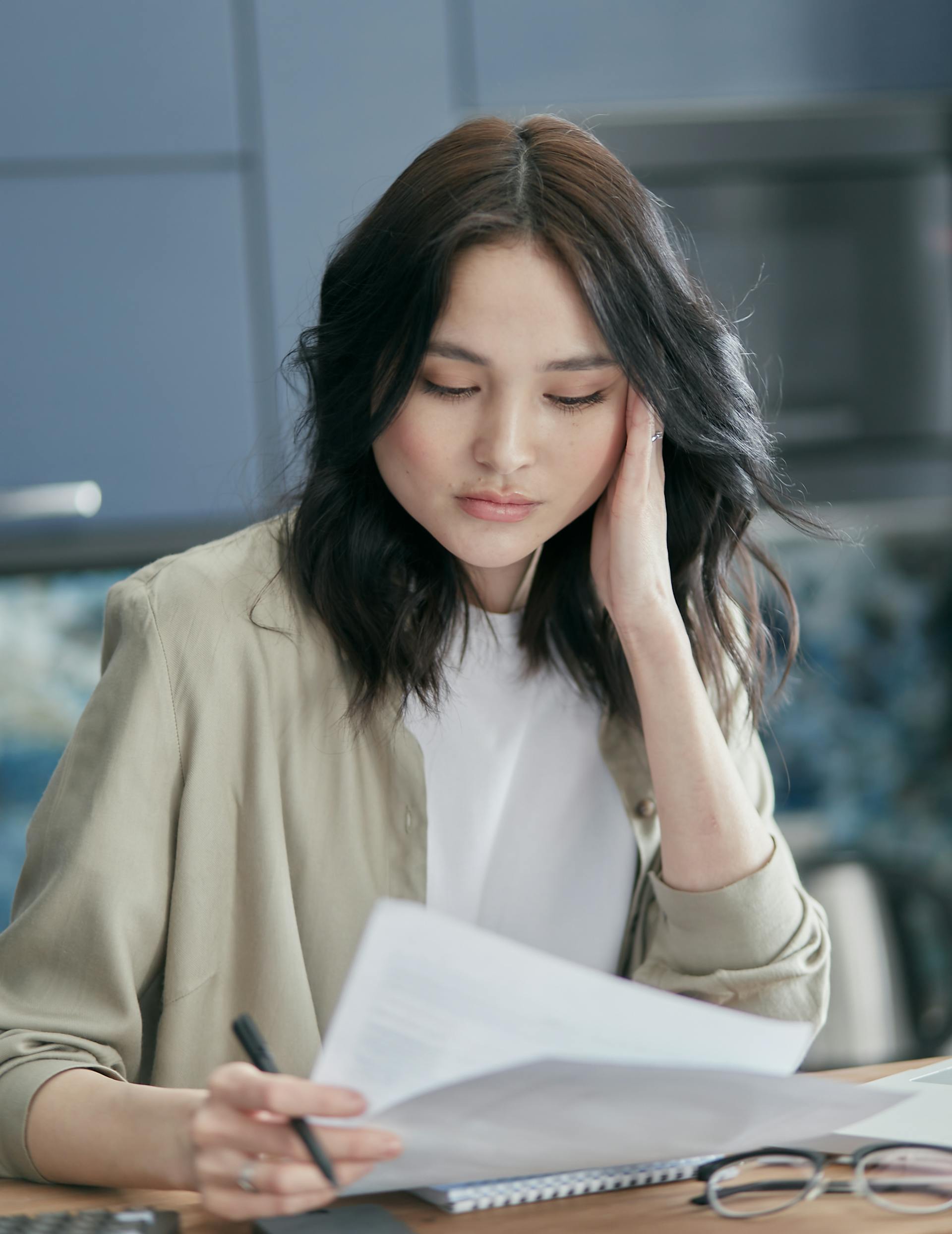 A woman looking at something | Source: Pexels