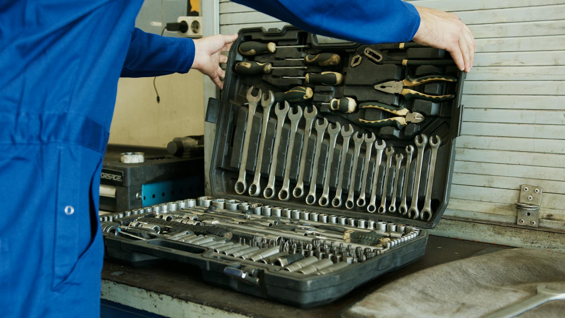 A man opening a toolbox | Source: Pexels