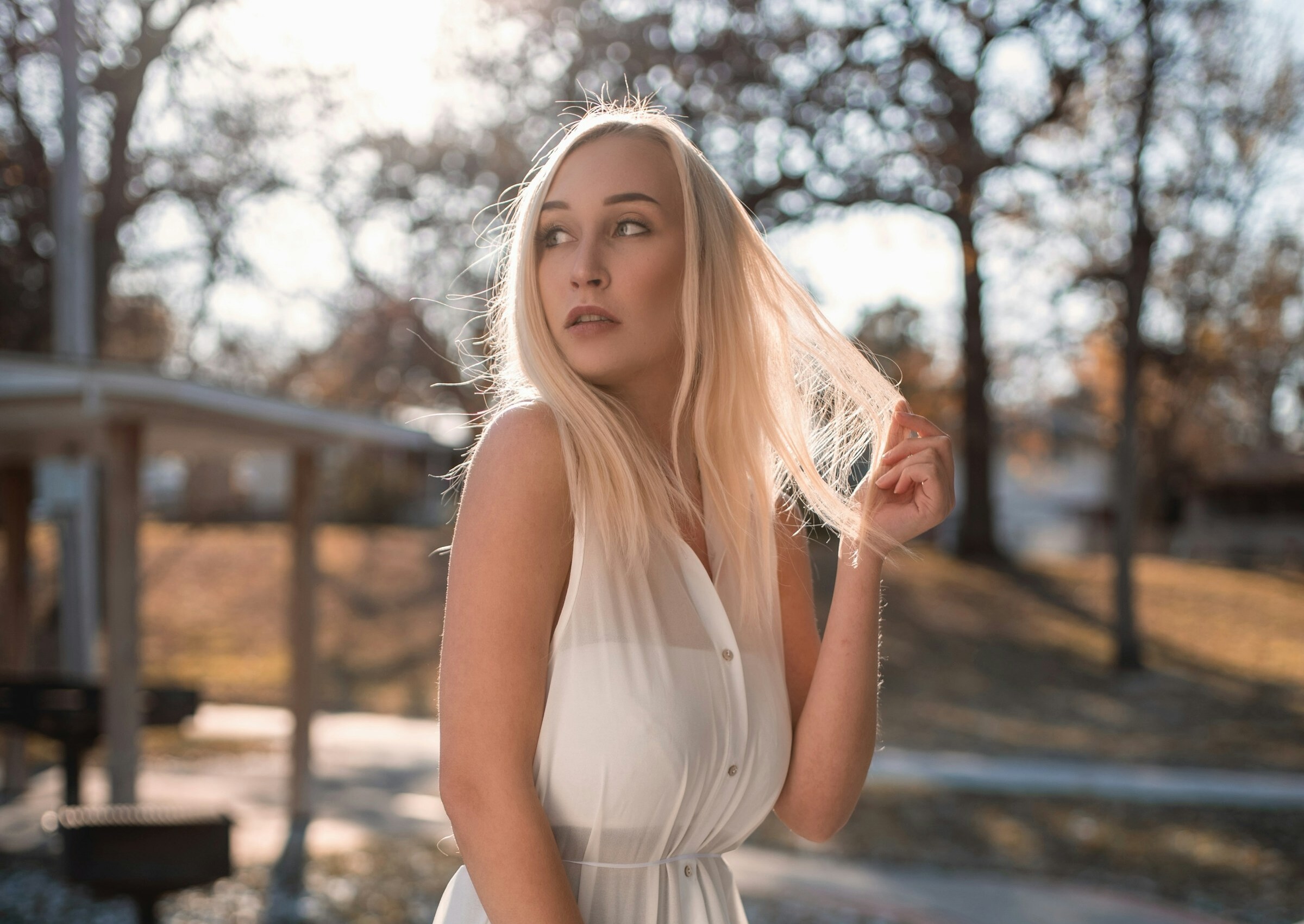 A nicely dressed woman outdoors looking upset | Source: Unsplash