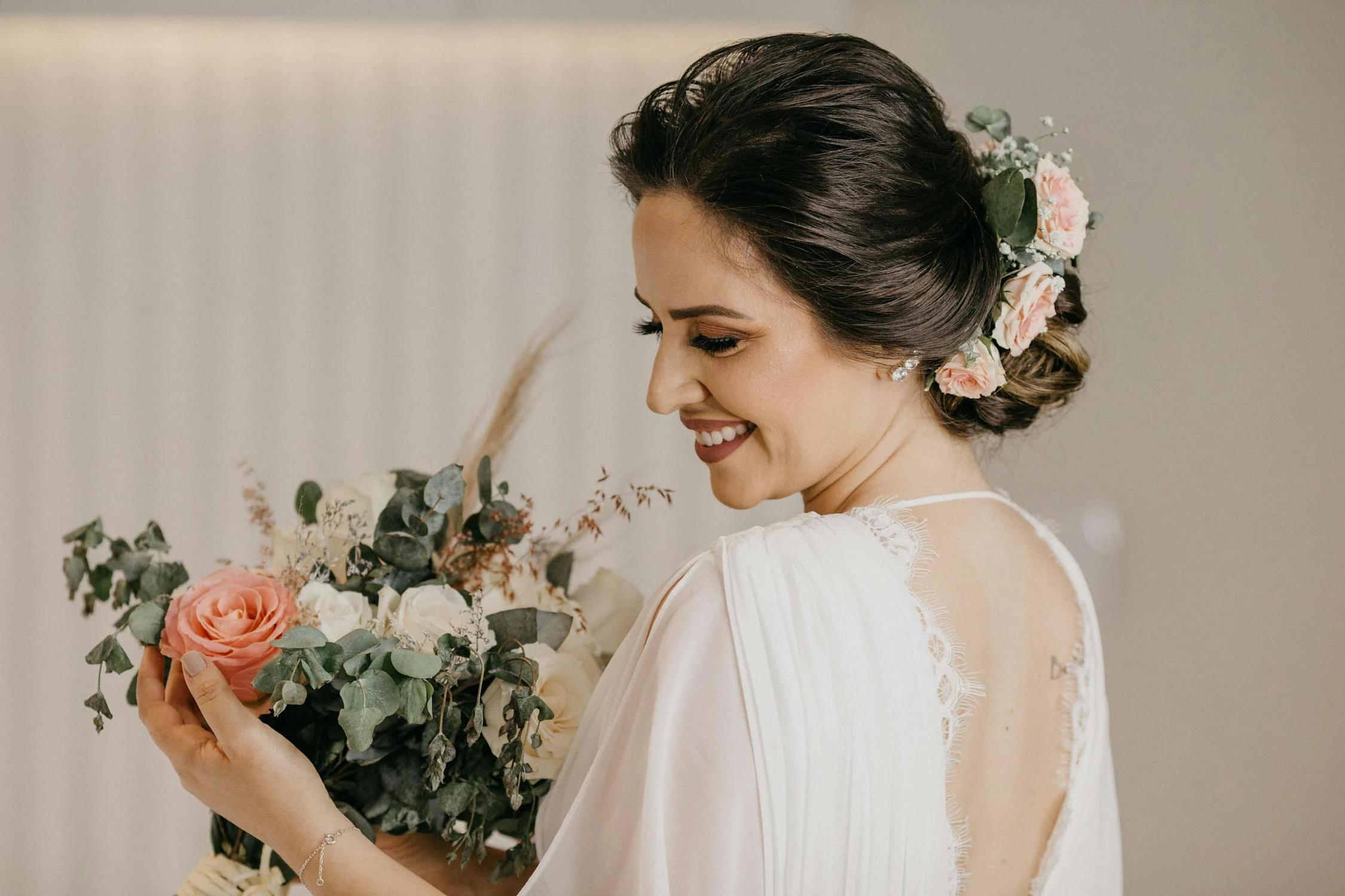 A happy bride with heavu makeup | Source: Pexels