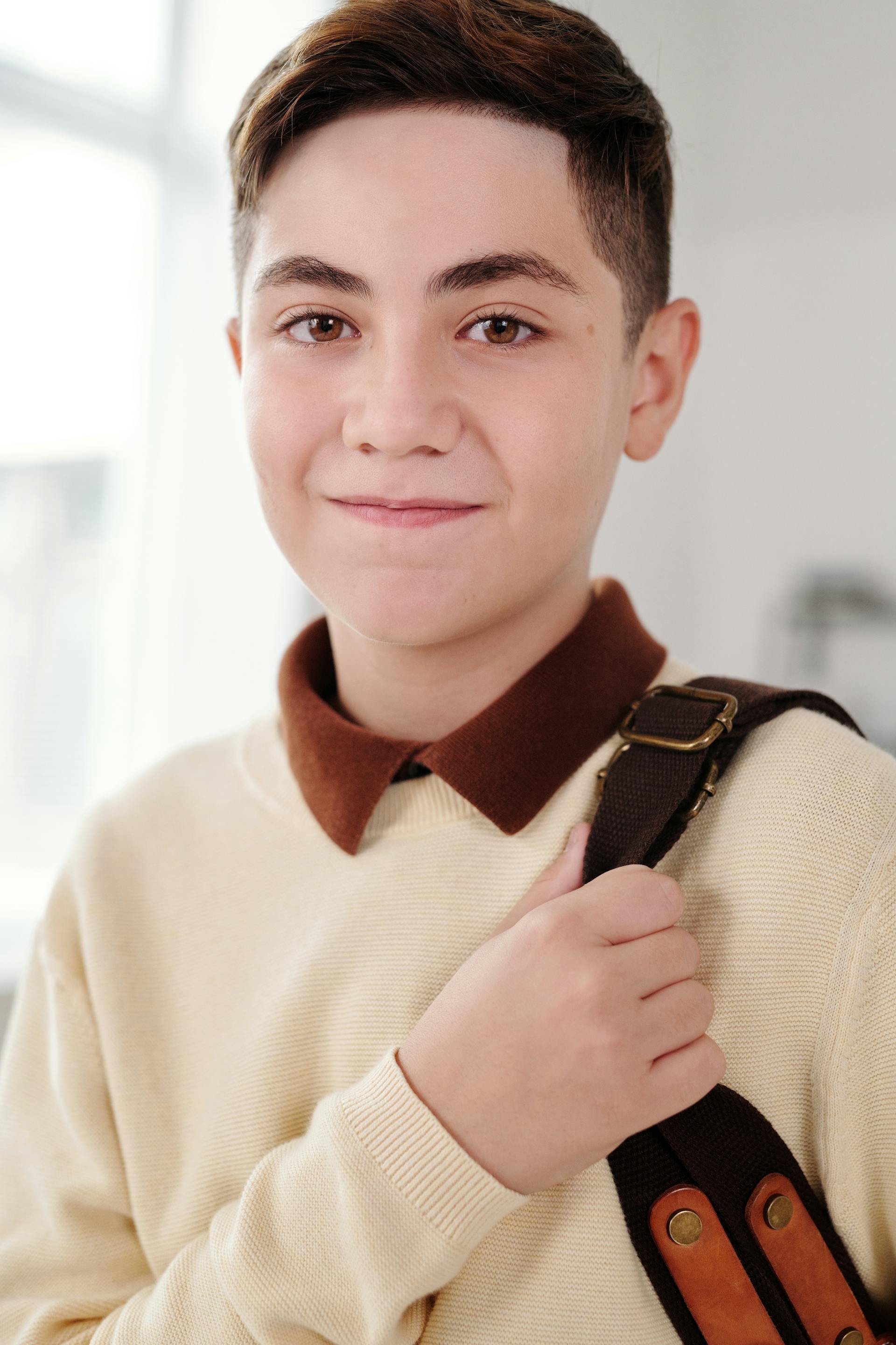 A young boy with a backpack | Source: Pexels
