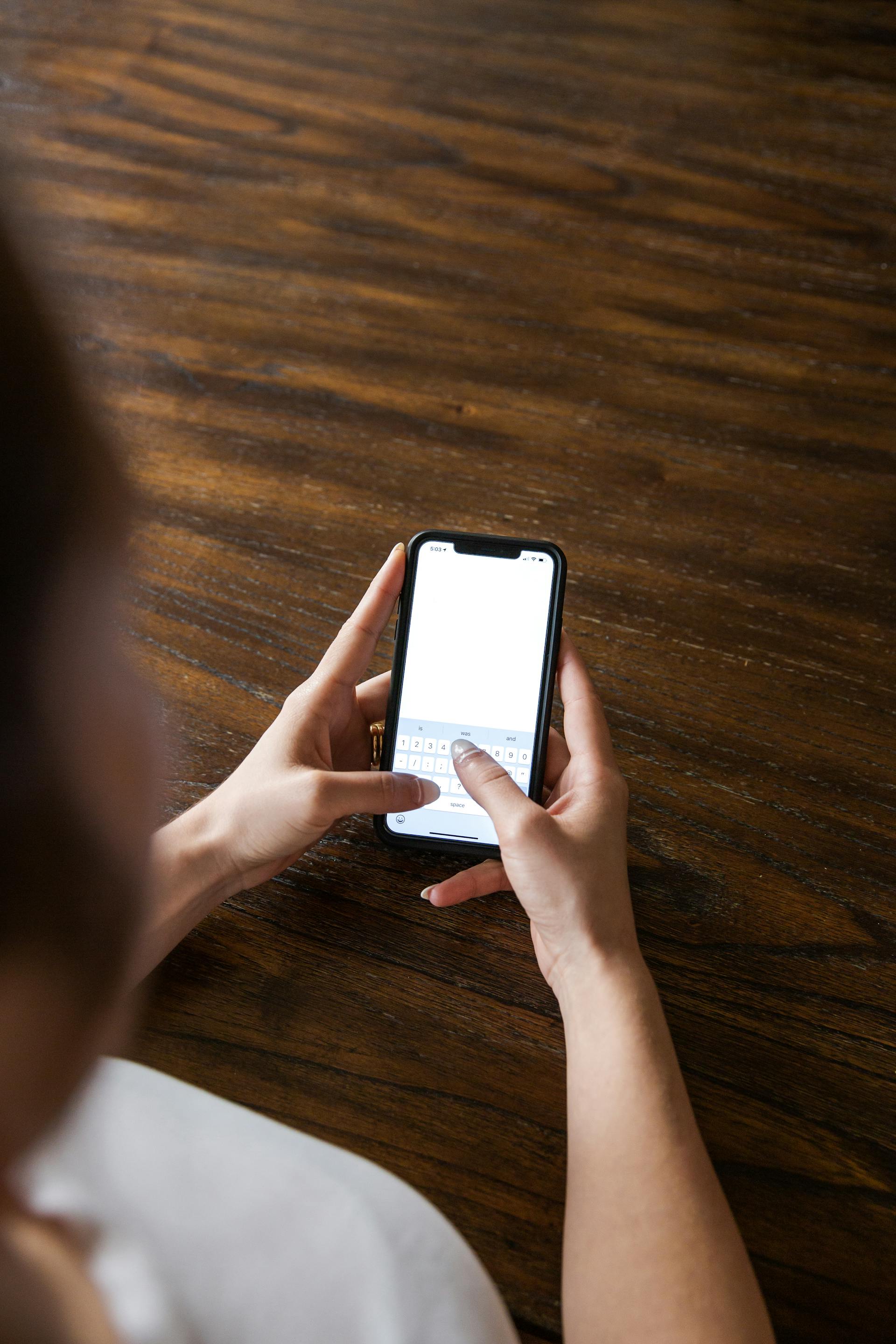 A woman typing a text message | Source: Pexels