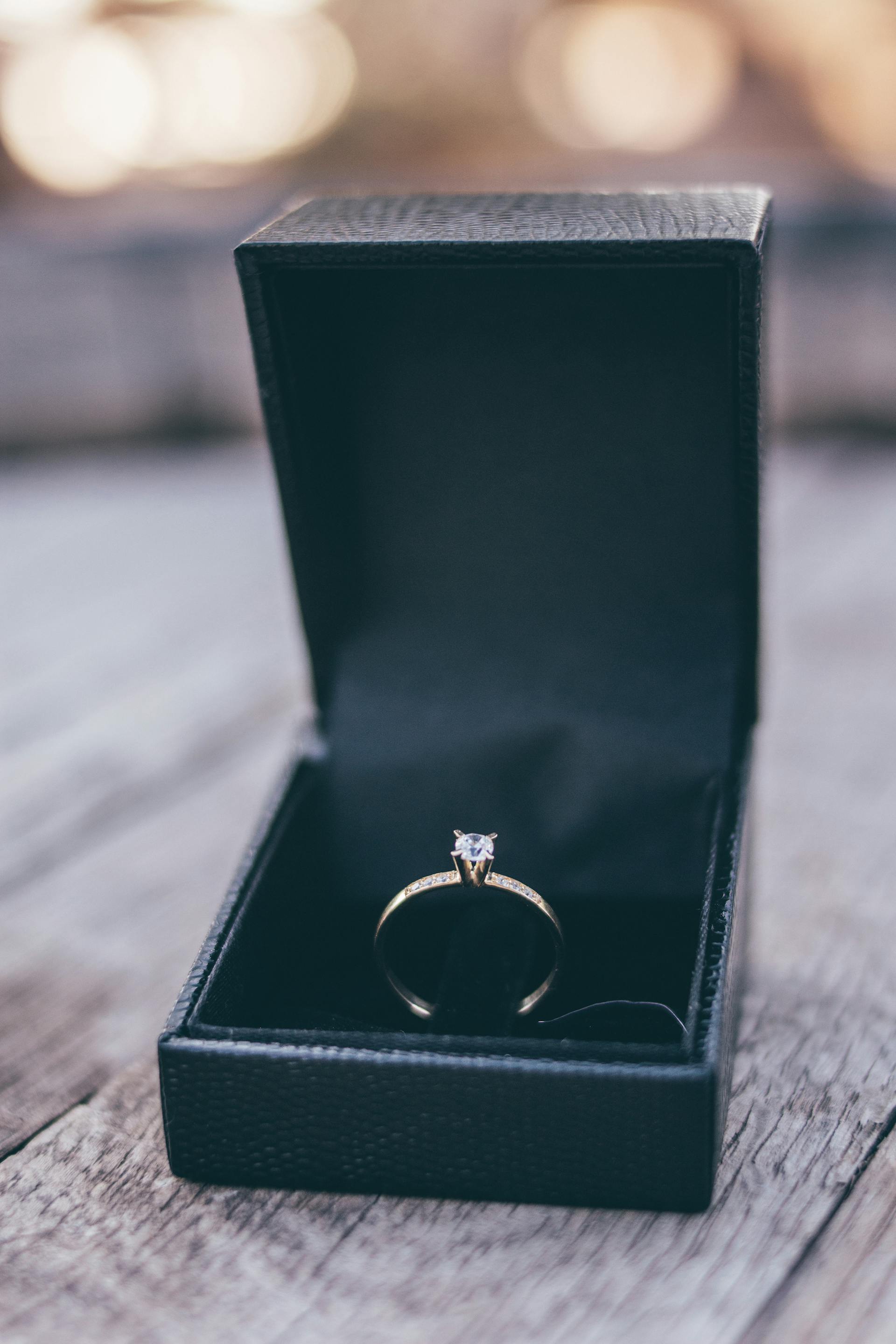 A ring in a box | Source: Pexels