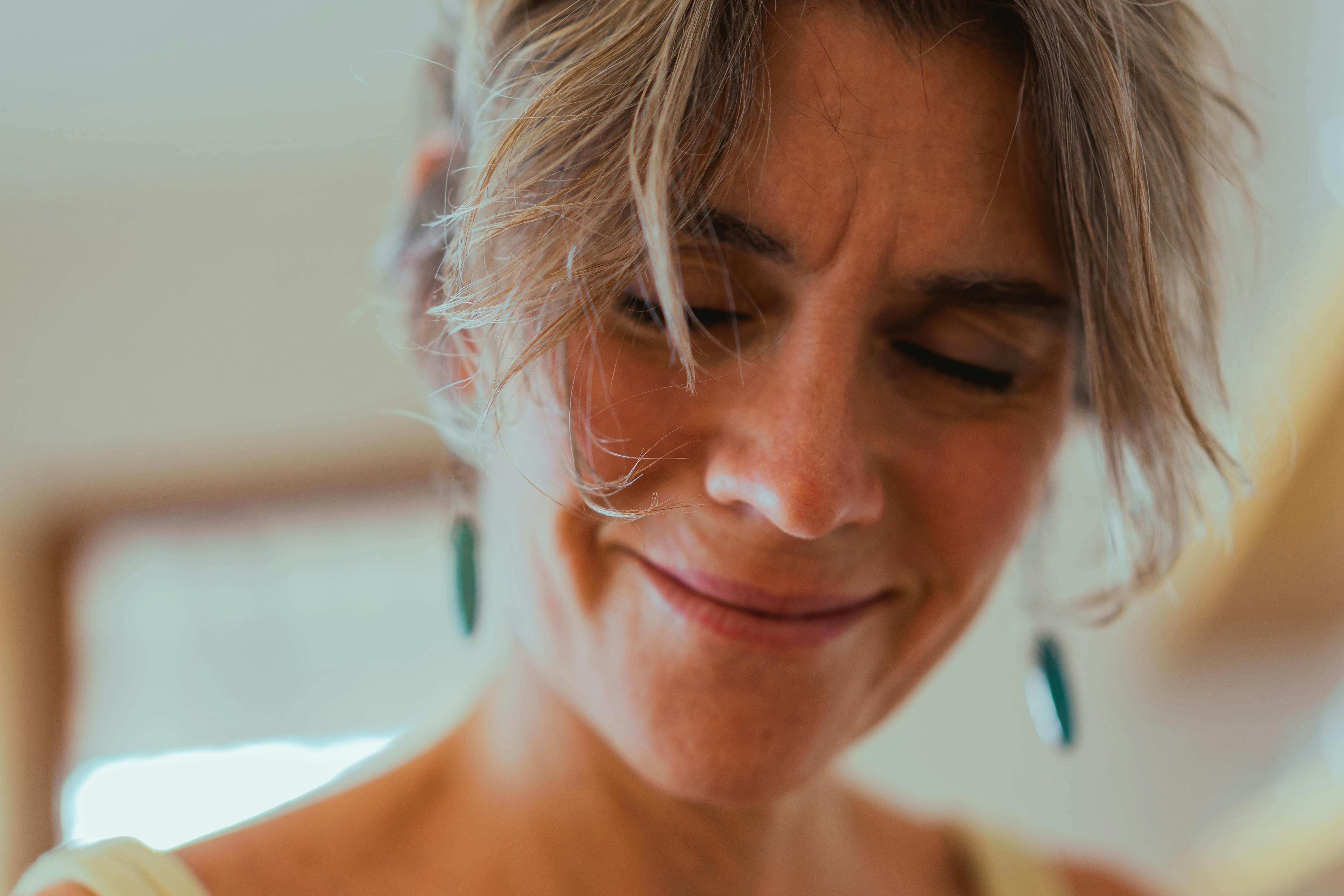 An annoyed woman smiling | Source: Pexels