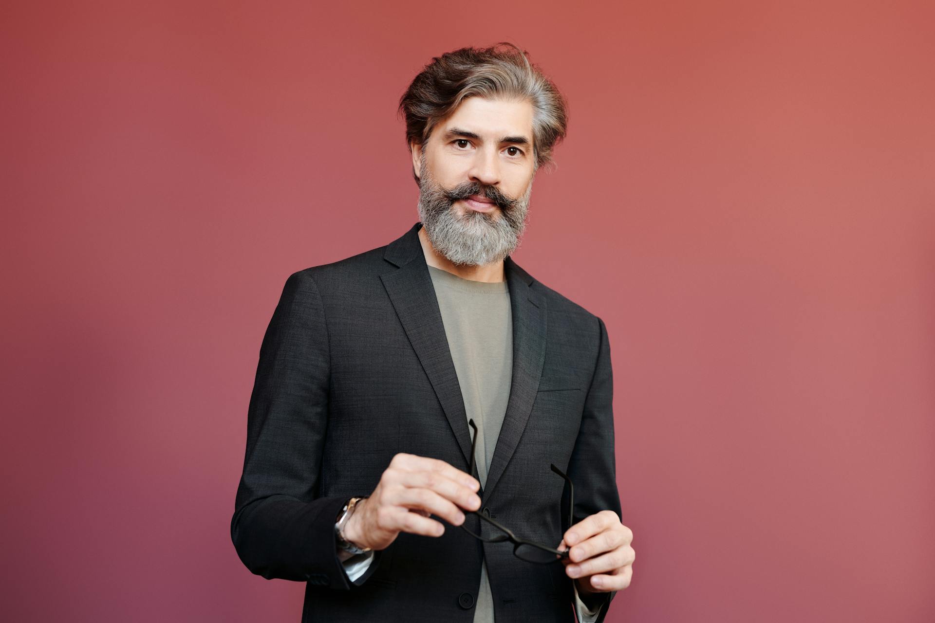 A stern-looking man | Source: Pexels