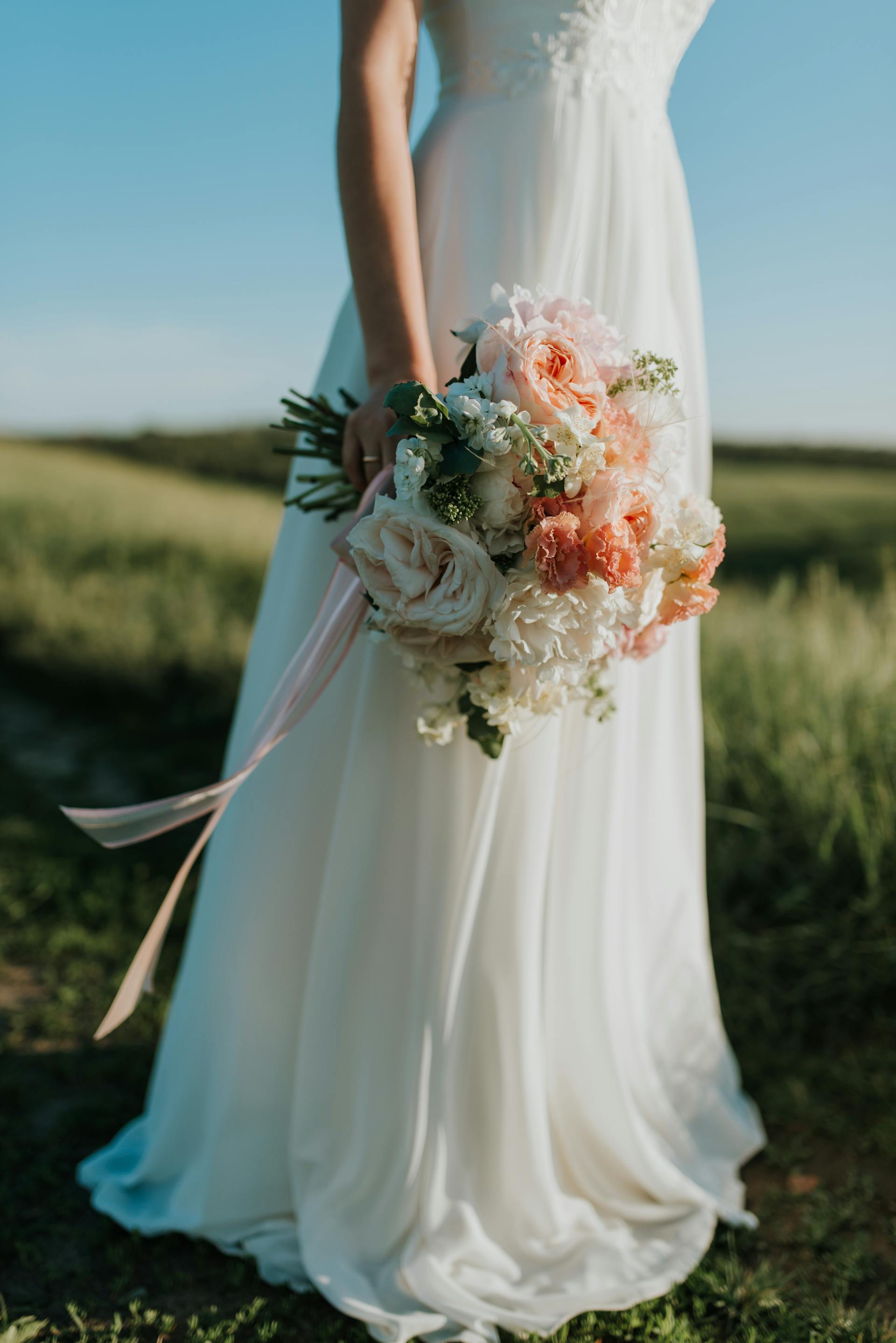 A bride holding her bouquet | Source: Pexels