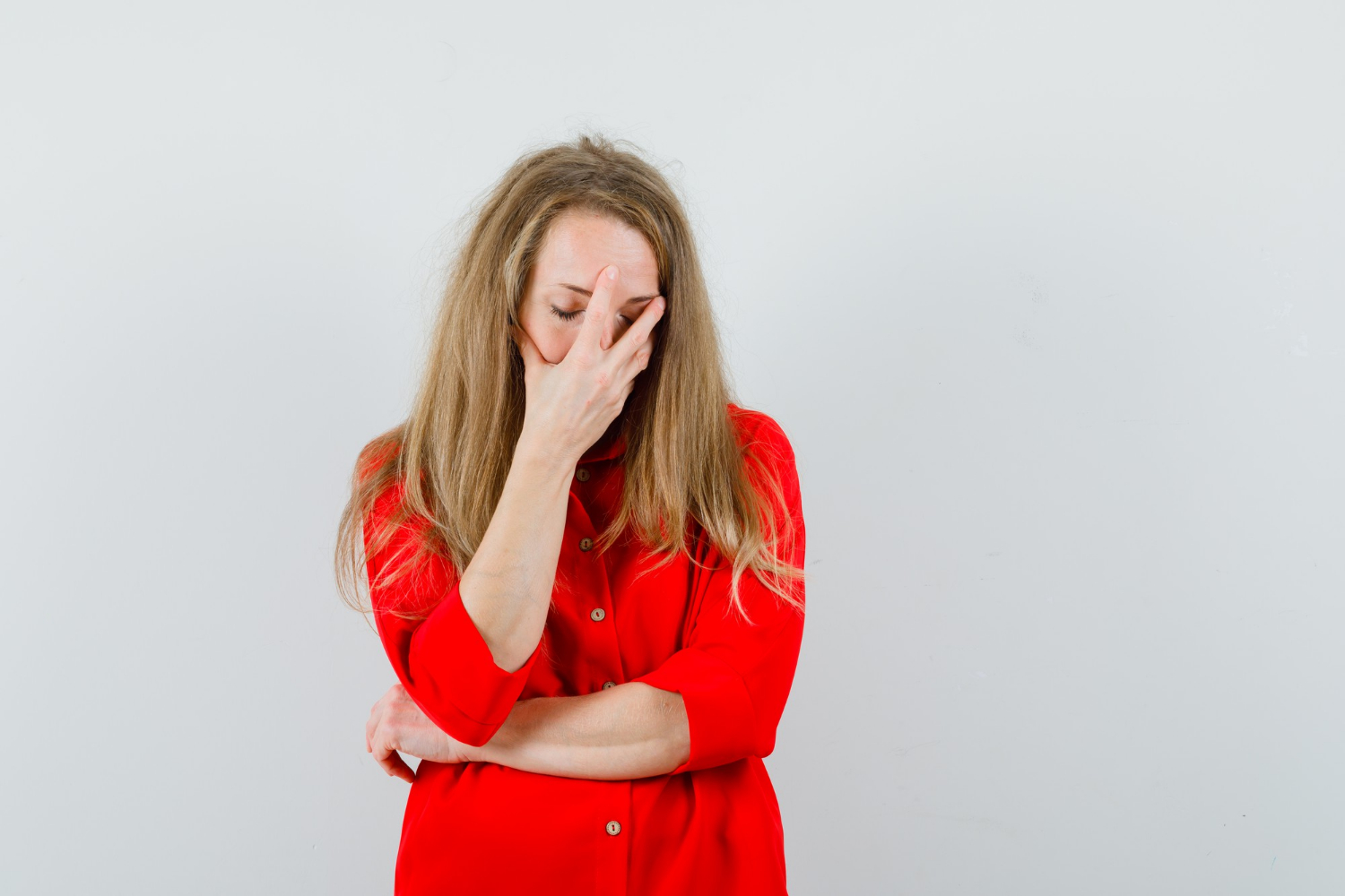 An anxious woman | Source: Freepik